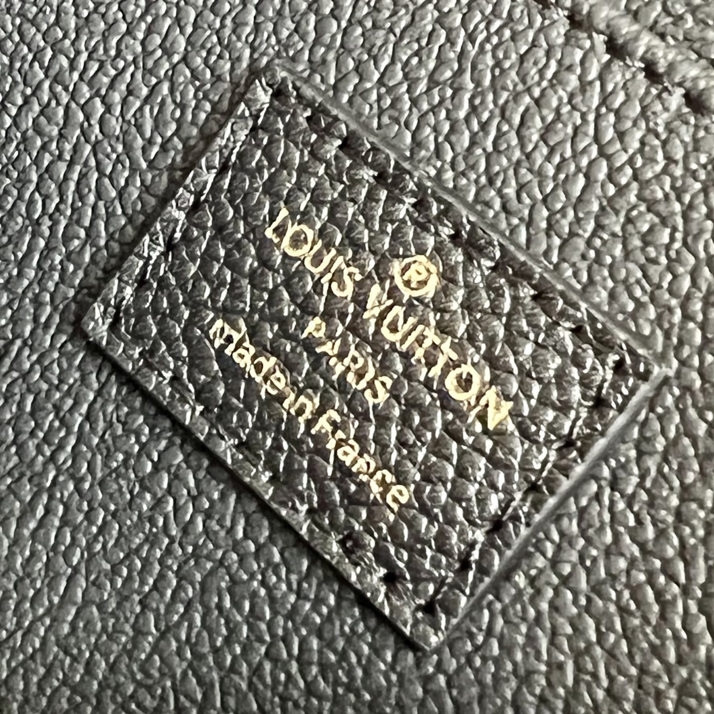 芯片版💕 化妆包 M47515黑压 这款 Damier 压花化妆包以拉链开合,取放化妆品轻松方便,设有一