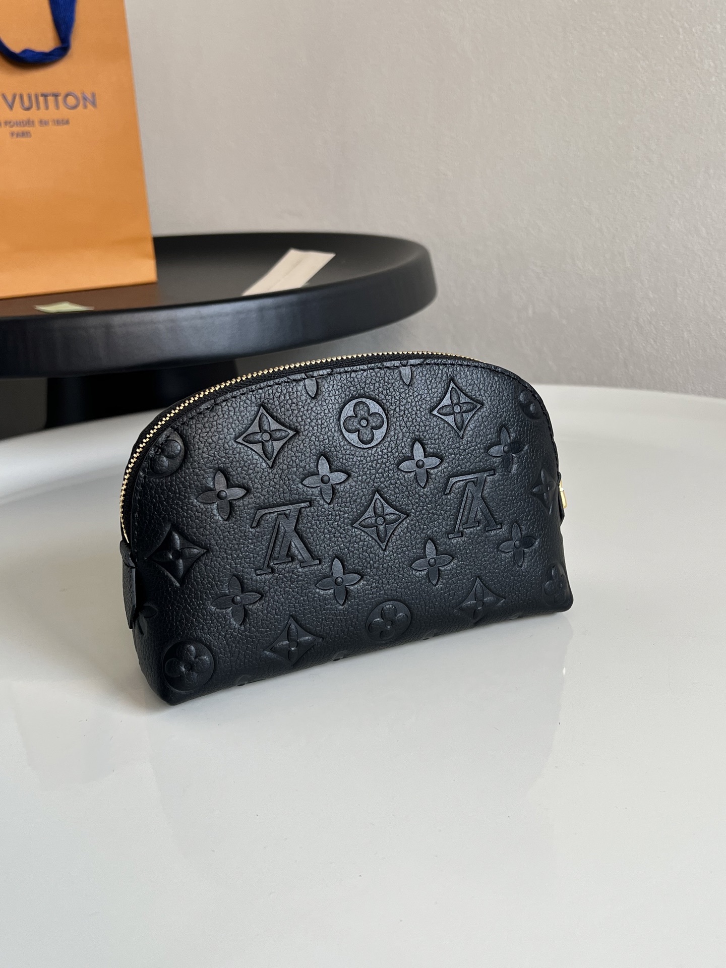 芯片版💕 化妆包 M47515黑压 这款 Damier 压花化妆包以拉链开合,取放化妆品轻松方便,设有一