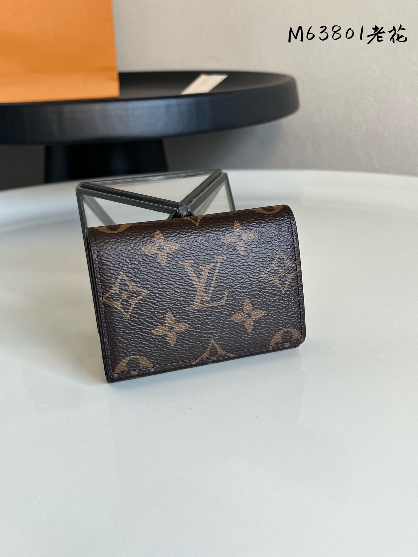 原单💕 M63801老花！ENVELOPPE CARTE DE VISITE 名片夹、采用Damier Graphite涂层帆布面料，此款修长而精致的Enveloppe Carte de Visite名片夹可轻松放入口袋或包袋中。摁扣开合设计，安然存放名片与信用- 包身外部采用Damier Graphite涂层帆布- 牛皮内衬- 银色金属配件- 1个信用卡槽- 带撑板隔层 摁扣开合。尺寸:10.5-8cm。