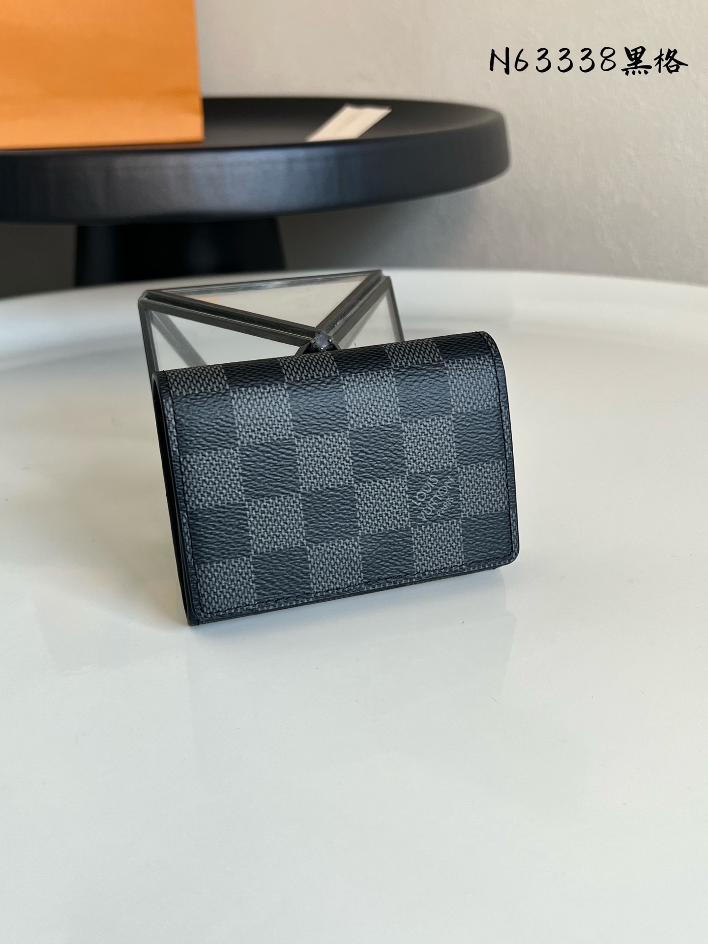 原单💕 N63338黑格！ENVELOPPE CARTE DE VISITE 名片夹、采用Damier Graphite涂层帆布面料，此款修长而精致的Enveloppe Carte de Visite名片夹可轻松放入口袋或包袋中。摁扣开合设计，安然存放名片与信用- 包身外部采用Damier Graphite涂层帆布- 牛皮内衬- 银色金属配件- 1个信用卡槽- 带撑板隔层 摁扣开合。尺寸:10.5-8cm。