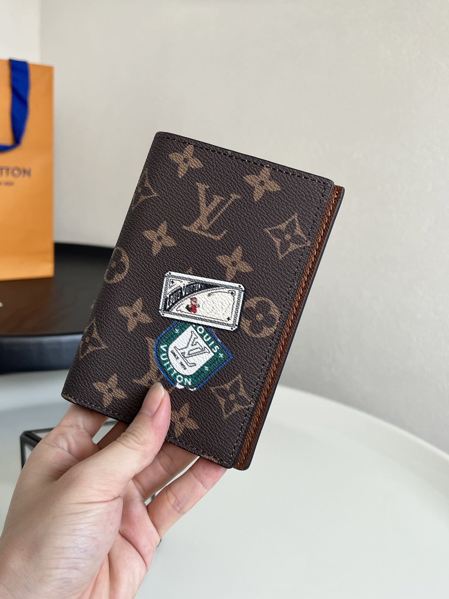 芯片版💕M01946老花 本款 Mon Monogram 系列护照套采用经典 Monogram 涂层帆布