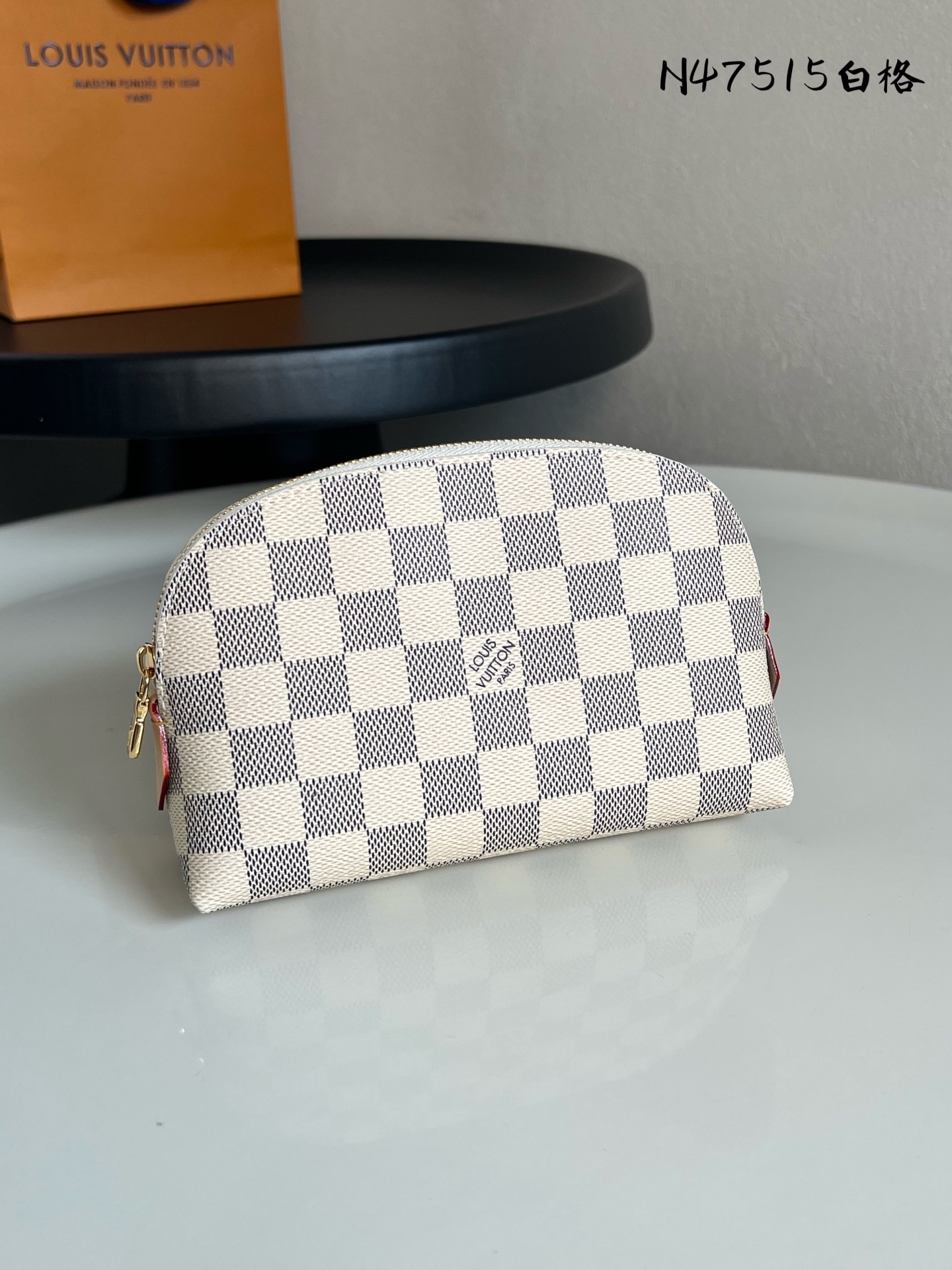 芯片版💕 化妆包 N47515白格 这款 Damier 帆布化妆包以拉链开合,取放化妆品轻松方便,设有一