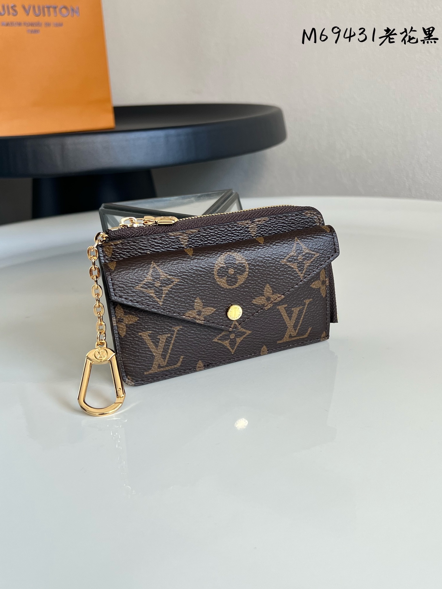 原单芯片版💕 M69431黑色 原单多功能拉链卡夹 选用路易威登经典的帆布,搭配色彩绚丽的防刮皮质肩带,镶缀一枚金色按扣.外形小巧,可轻松装入小手袋、手拿包或口袋中,同时配有充裕内部空间,可安全收纳零钱和信用卡.