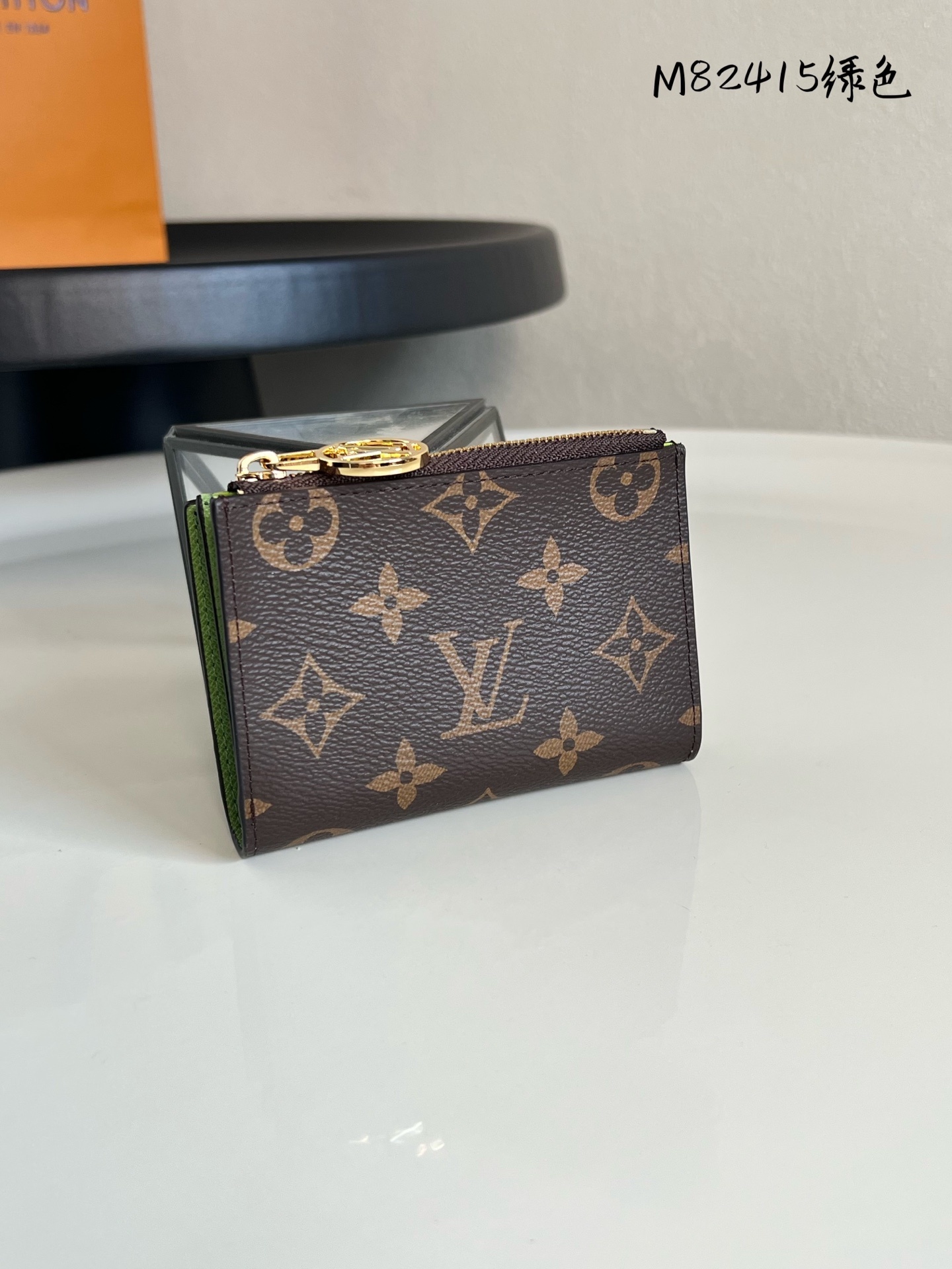 💕 顶级原单 M82415牛油果绿 Portefeuille Lisa 采用 Monogram 帆布制成