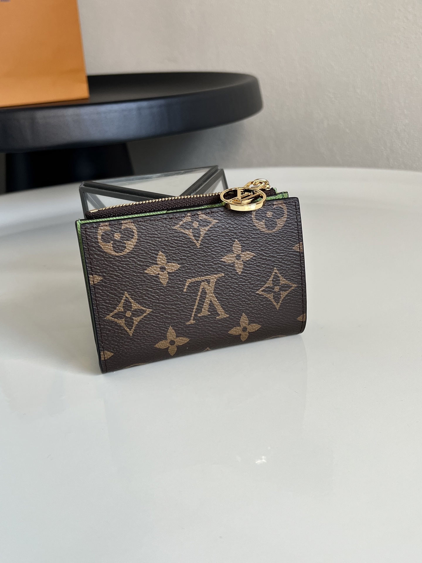 💕 顶级原单 M82415牛油果绿 Portefeuille Lisa 采用 Monogram 帆布制成