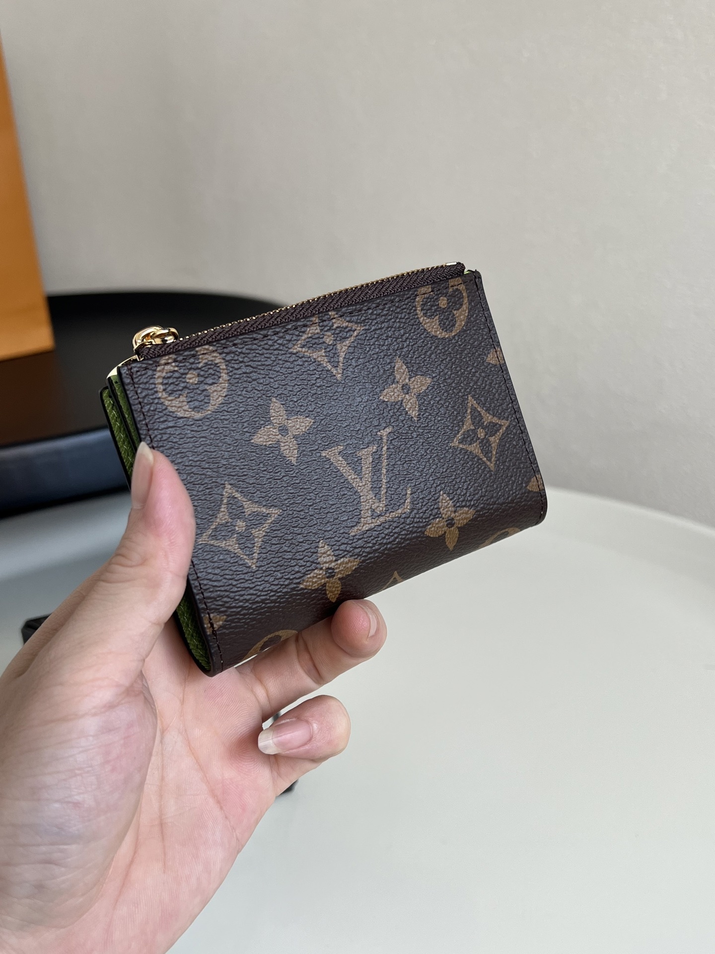 💕 顶级原单 M82415牛油果绿 Portefeuille Lisa 采用 Monogram 帆布制成