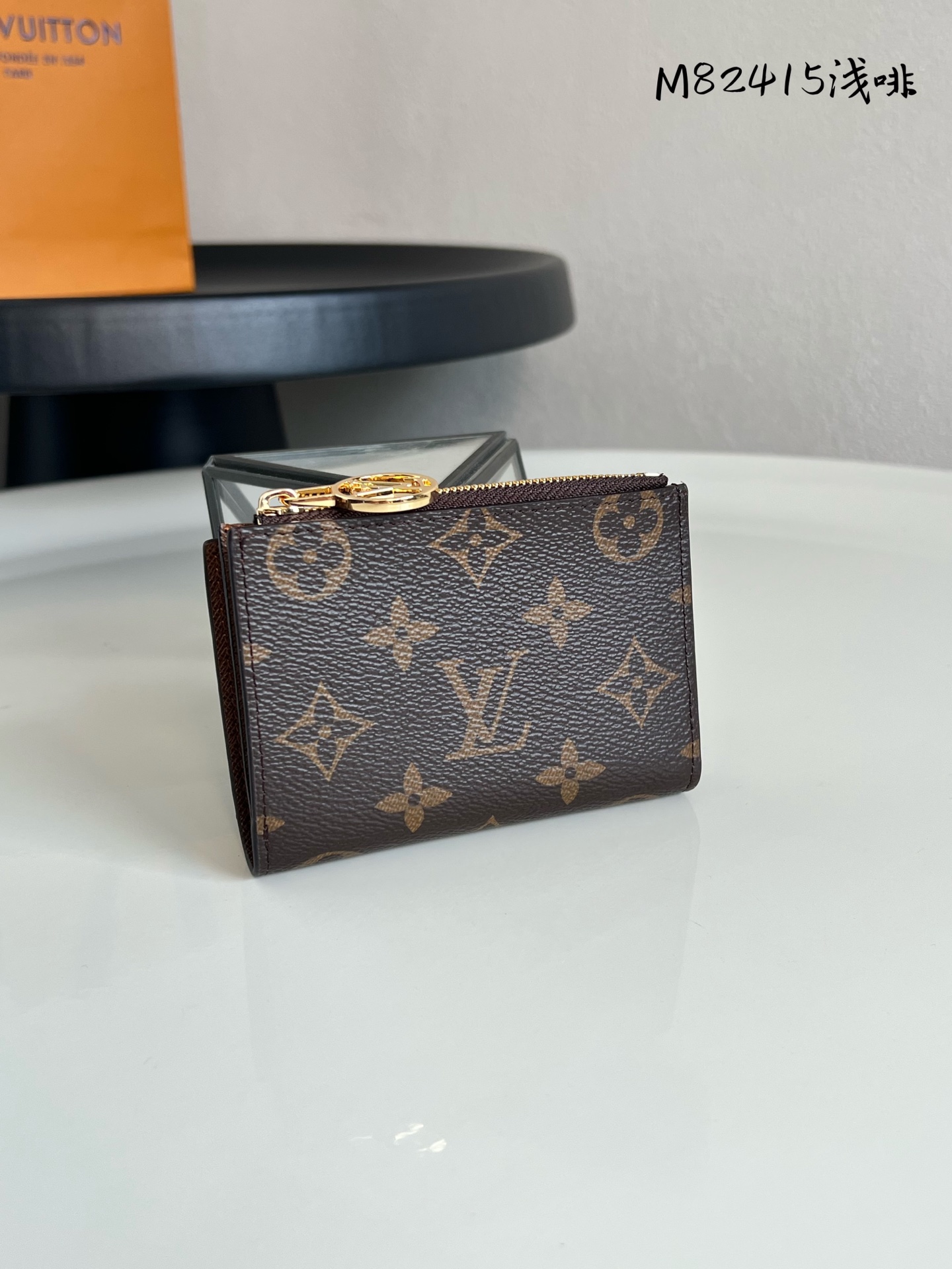 原单芯片版💕 顶级原单 M82415棕色 Portefeuille Lisa 采用 Monogram 帆布制成,内衬彩色皮革。这款紧凑型钱包配有 LV Circle 拉手和角撑零钱袋,可轻松放入小包或手拿包中。内部设有一个钞票隔层、两个平口袋和四个卡位。 尺寸9 x 11.5 x 1.5厘米(宽 x 高 x 深)