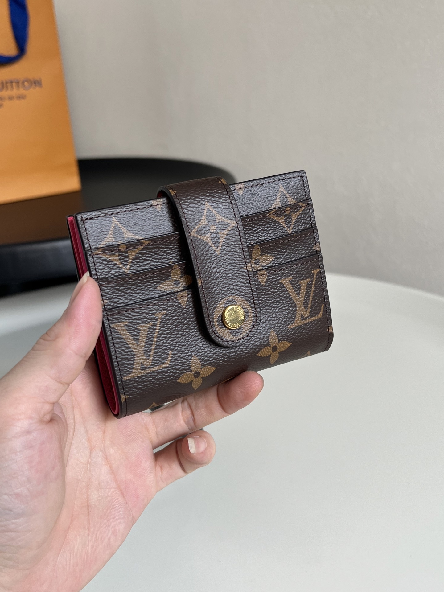 💕 顶级原单 M61731玫红 多功能卡包 此款钱夹采用柔软的Monogram 帆布制成!衬以颜色鲜艳的
