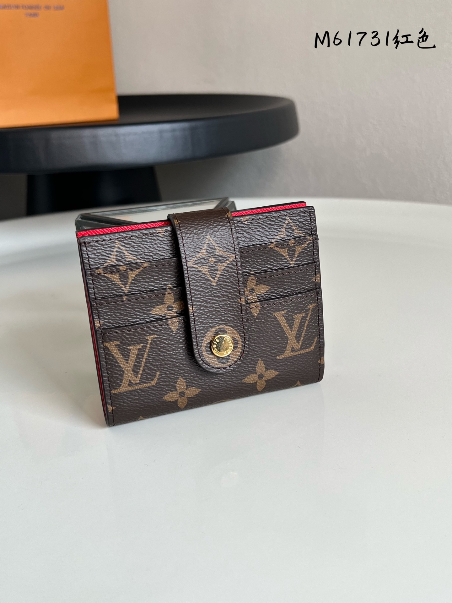 原单芯片版💕 顶级原单 M61731红色  多功能卡包 此款钱夹采用柔软的Monogram 帆布制成！衬以颜色鲜艳的內衬！气质极为优雅！轻便！零钱袋的设计造型更为实用！带12个卡槽  正面带固定五金按扣，尺寸: 12.0 x 10.0 cm。