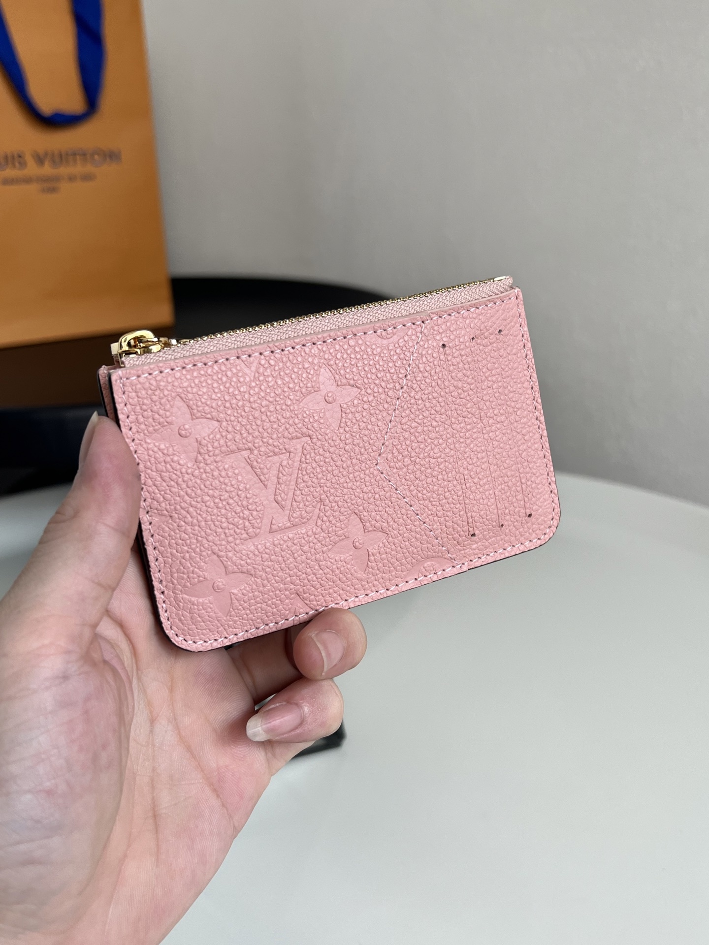 💕 顶级原单 M82044粉色 Romy 卡夹兼备风琴拉链袋的功能元素和传统卡夹的简约格调。Monogr