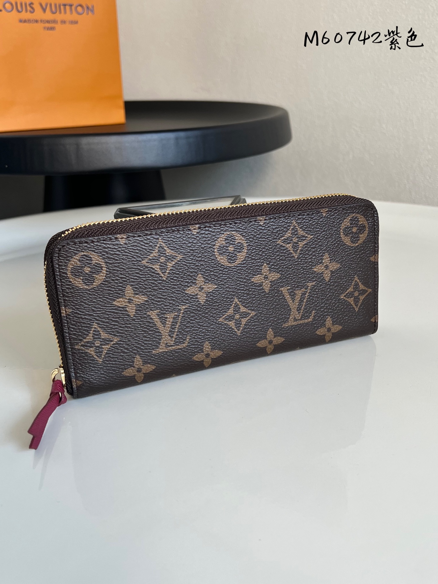 原单💕 M60742 紫红 Clémence 钱夹，尺寸小，容量大，采用标志性的 Damier Azur 帆布制作而成。19.5x 9.0x 1.5 cm (长x 高x 宽) - 19.5 x 9 x 1.5 厘米- 8个信用卡槽- 1个拉链零钱内袋 - 2个用于存放纸币的大号接裆式隔层- 2个用于存放票据的扁平内袋- 1个皮质拉链头- 小牛皮内衬- 闪亮的金色金属配件。