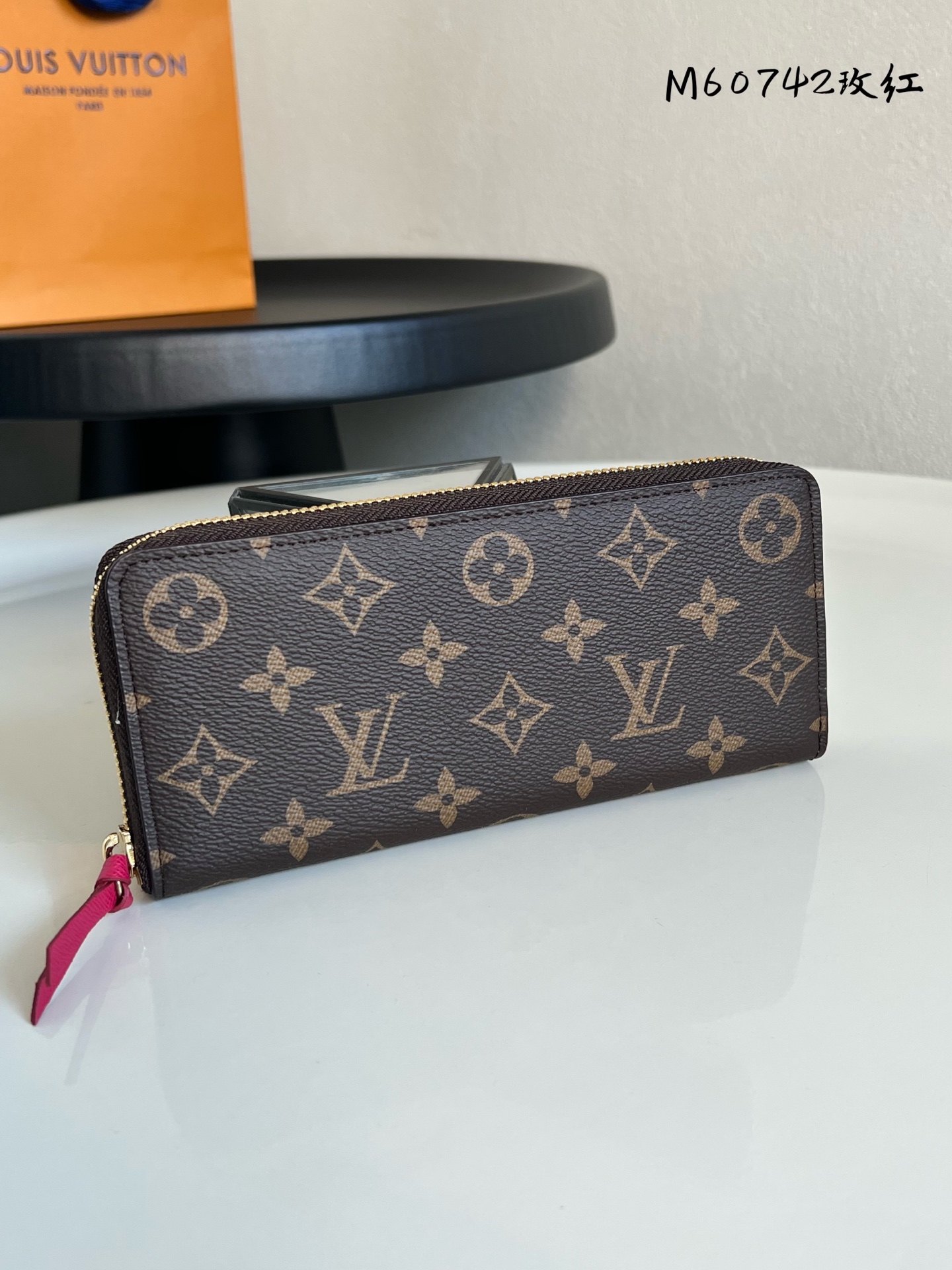 原单芯片版💕 M60742 玫红 Clémence 钱夹，尺寸小，容量大，采用标志性的 Damier Azur 帆布制作而成。19.5x 9.0x 1.5 cm (长x 高x 宽) - 19.5 x 9 x 1.5 厘米- 8个信用卡槽- 1个拉链零钱内袋 - 2个用于存放纸币的大号接裆式隔层- 2个用于存放票据的扁平内袋- 1个皮质拉链头- 小牛皮内衬- 闪亮的金色金属配件。