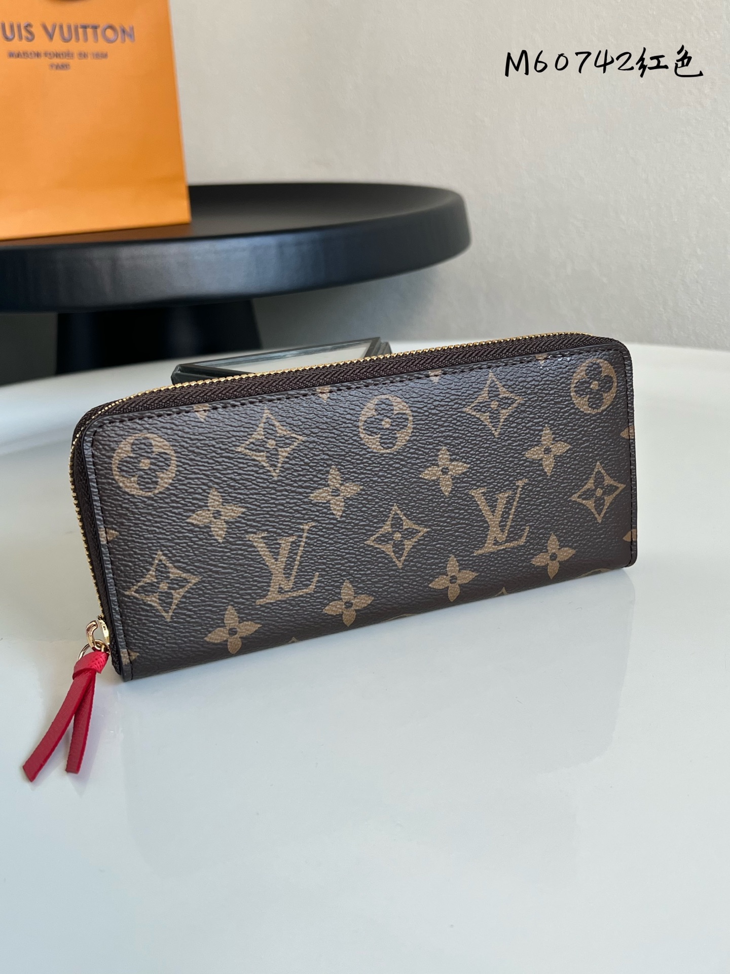 原单💕 M60742 红色 Clémence 钱夹，尺寸小，容量大，采用标志性的 Damier Azur 帆布制作而成。19.5x 9.0x 1.5 cm (长x 高x 宽) - 19.5 x 9 x 1.5 厘米- 8个信用卡槽- 1个拉链零钱内袋 - 2个用于存放纸币的大号接裆式隔层- 2个用于存放票据的扁平内袋- 1个皮质拉链头- 小牛皮内衬- 闪亮的金色金属配件。