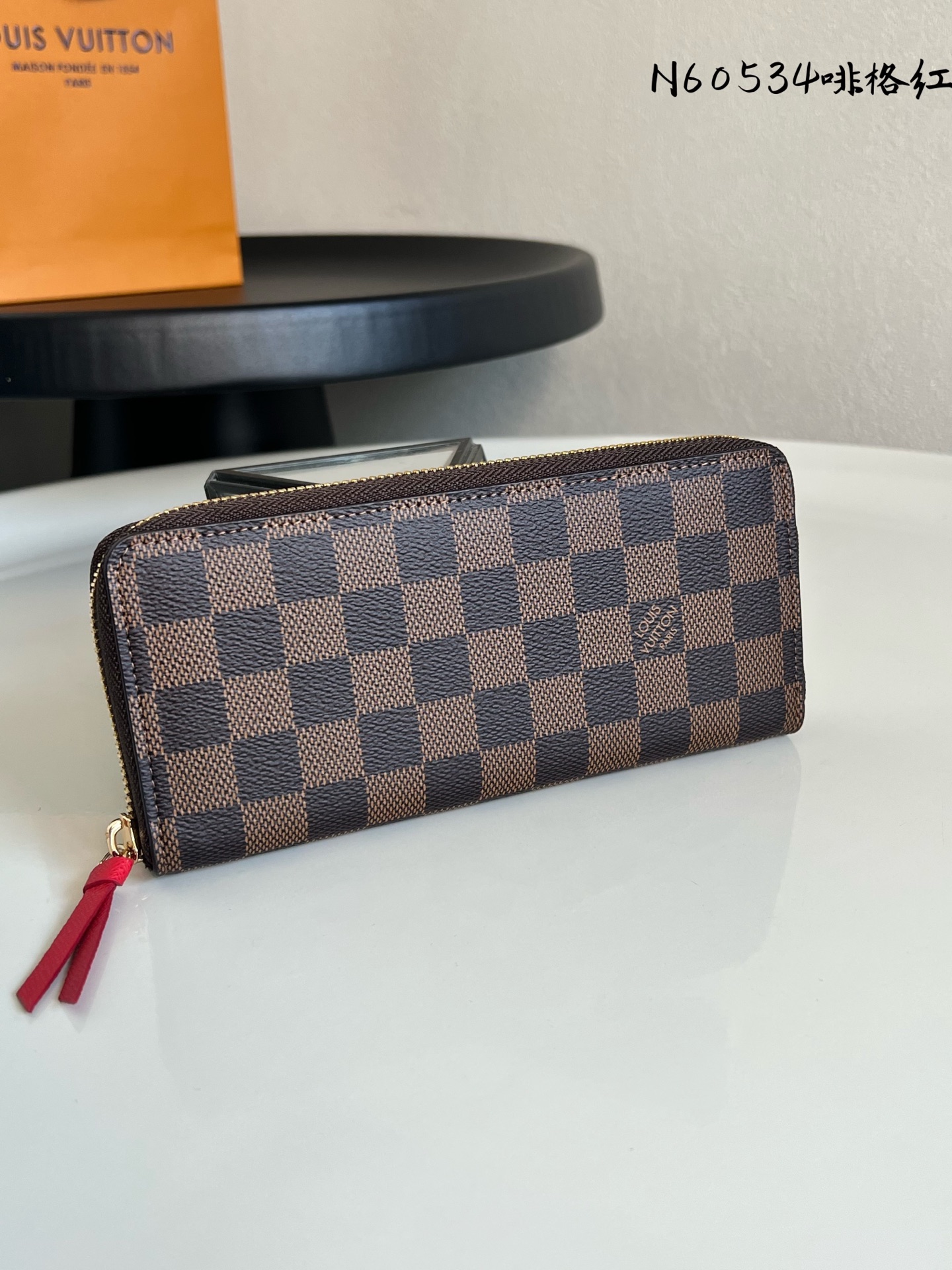 原单芯片版💕 N60534（60742）啡格 Clémence 钱夹，尺寸小，容量大，采用标志性的 Damier Azur 帆布制作而成。19.5x 9.0x 1.5 cm (长x 高x 宽) - 19.5 x 9 x 1.5 厘米- 8个信用卡槽- 1个拉链零钱内袋 - 2个用于存放纸币的大号接裆式隔层- 2个用于存放票据的扁平内袋- 1个皮质拉链头- 小牛皮内衬- 闪亮的金色金属配件。