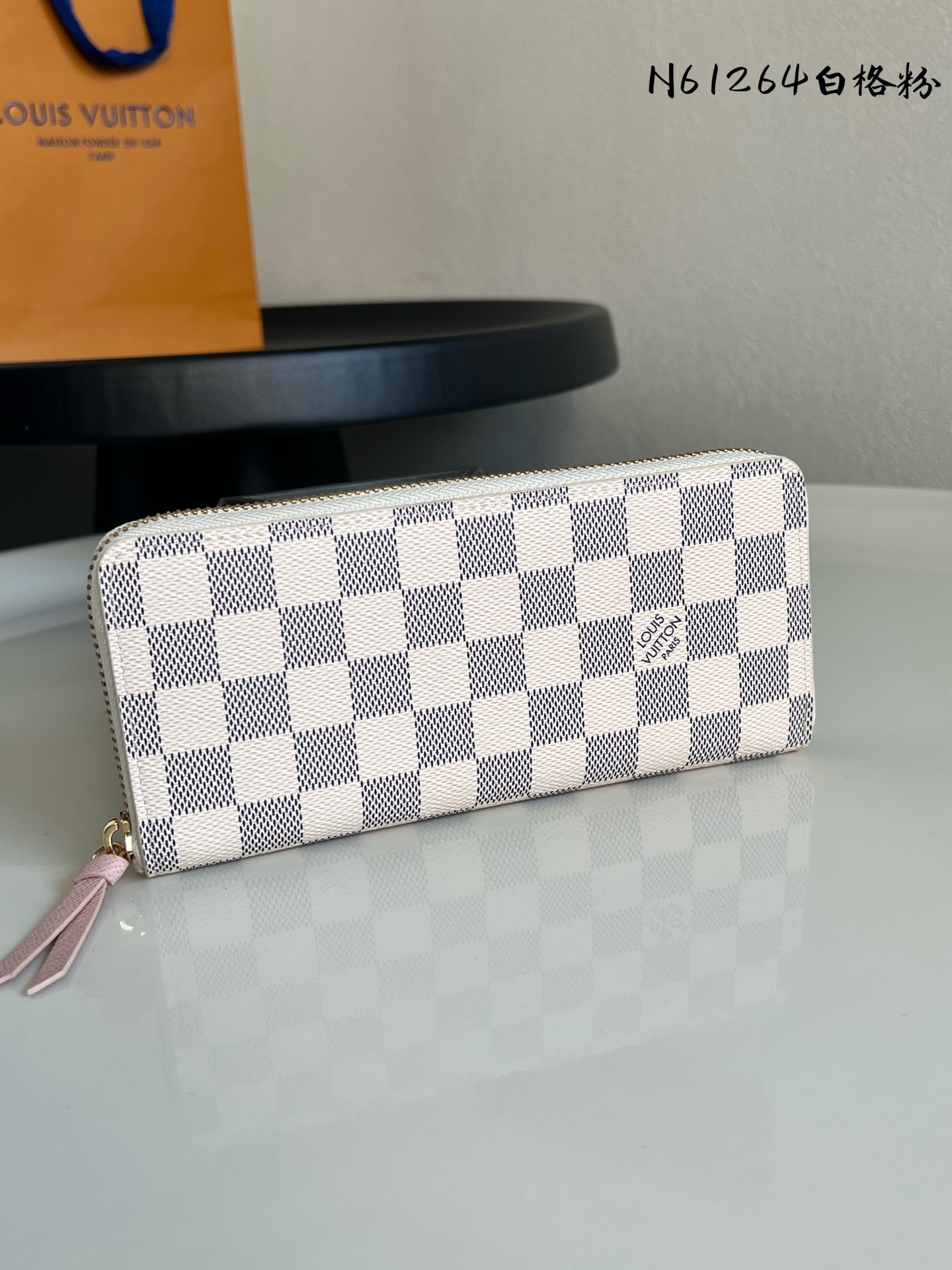 原单芯片版💕 N61264白格（60742）Clémence 钱夹，尺寸小，容量大，采用标志性的 Damier Azur 帆布制作而成。19.5x 9.0x 1.5 cm (长x 高x 宽) - 19.5 x 9 x 1.5 厘米- 8个信用卡槽- 1个拉链零钱内袋 - 2个用于存放纸币的大号接裆式隔层- 2个用于存放票据的扁平内袋- 1个皮质拉链头- 小牛皮内衬- 闪亮的金色金属配件。