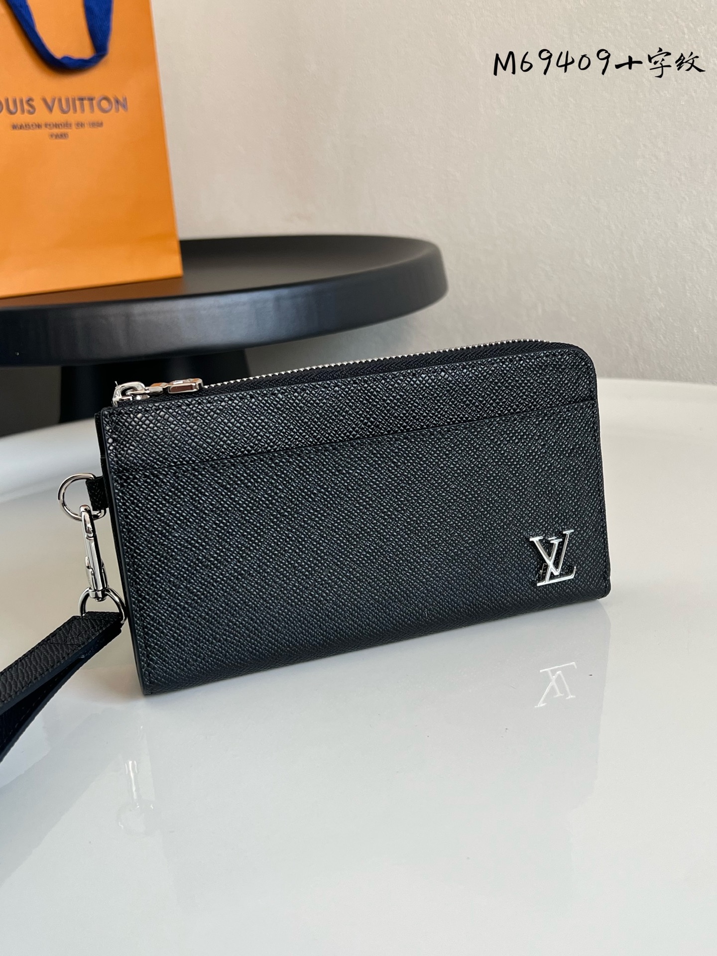原单芯片版💕 M69409十字纹 Zippy Dragonne拉链钱包 致敬路易威登旅行和制作旅行箱的传统，钱夹饰有旅行风格贴片和路易威登标识。这款钱夹内部紧凑，设计简洁，是日常使用的理想选择。19.0 x 11.0 x 3.5 cm。