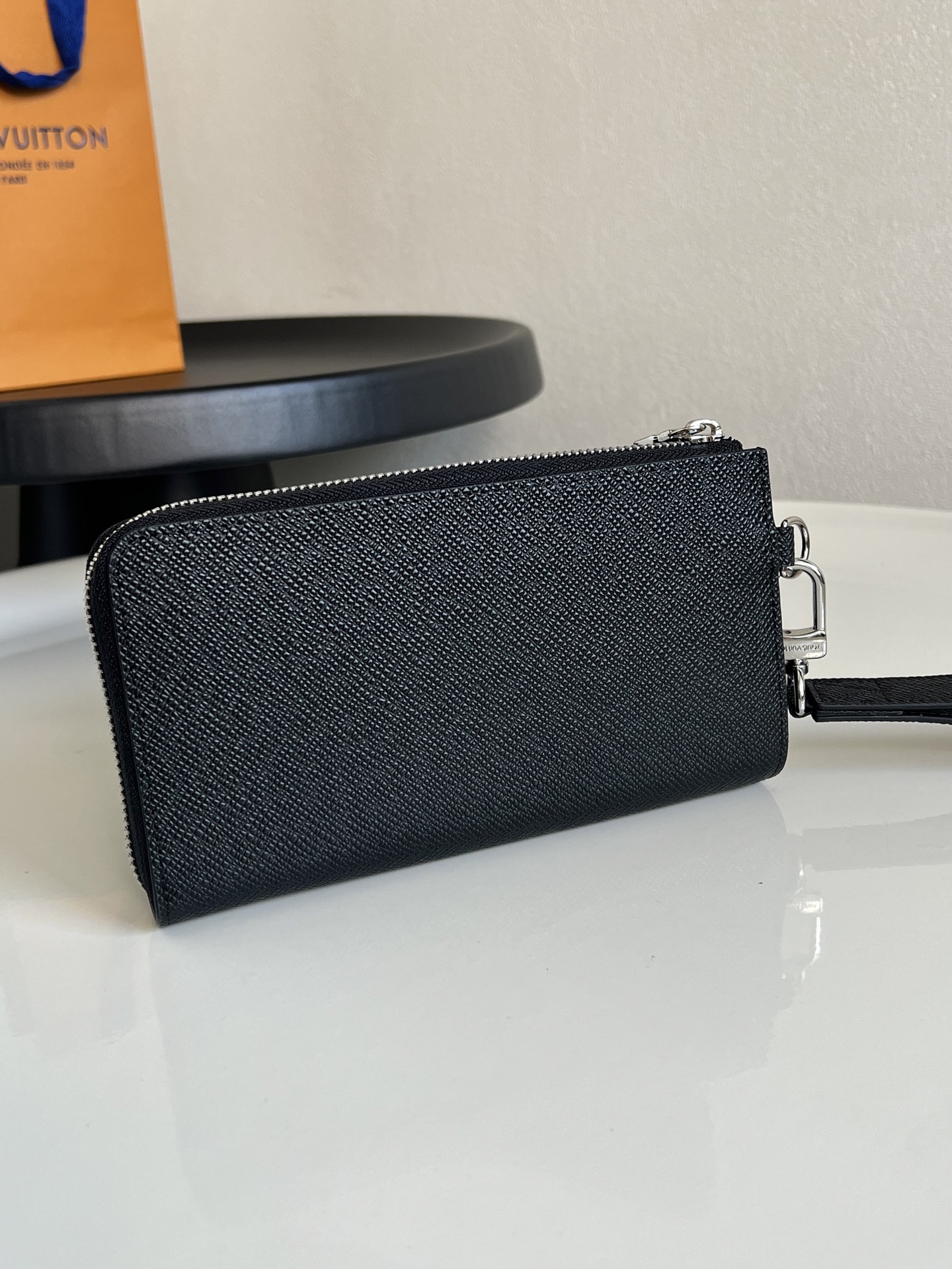 原单芯片版💕 M69409十字纹 Zippy Dragonne拉链钱包 致敬路易威登旅行和制作旅行箱的传统，钱夹饰有旅行风格贴片和路易威登标识。这款钱夹内部紧凑，设计简洁，是日常使用的理想选择。19.0 x 11.0 x 3.5 cm。