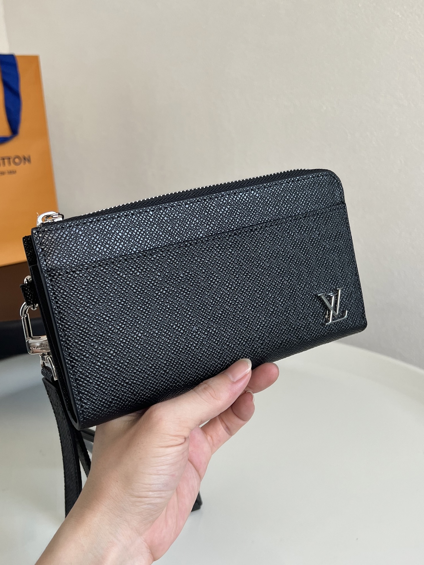 原单芯片版💕 M69409十字纹 Zippy Dragonne拉链钱包 致敬路易威登旅行和制作旅行箱的传统，钱夹饰有旅行风格贴片和路易威登标识。这款钱夹内部紧凑，设计简洁，是日常使用的理想选择。19.0 x 11.0 x 3.5 cm。