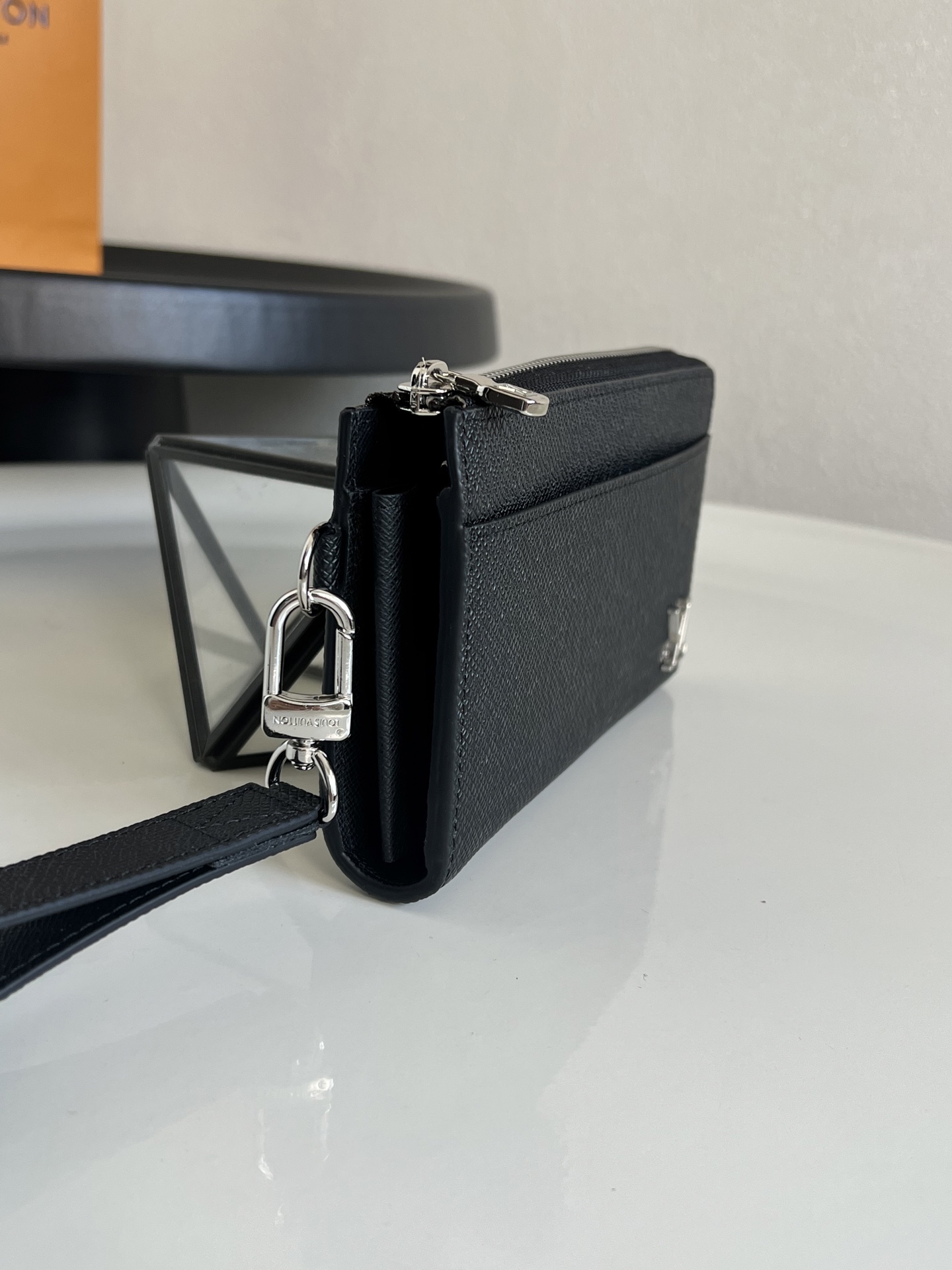 原单芯片版💕 M69409十字纹 Zippy Dragonne拉链钱包 致敬路易威登旅行和制作旅行箱的传统，钱夹饰有旅行风格贴片和路易威登标识。这款钱夹内部紧凑，设计简洁，是日常使用的理想选择。19.0 x 11.0 x 3.5 cm。