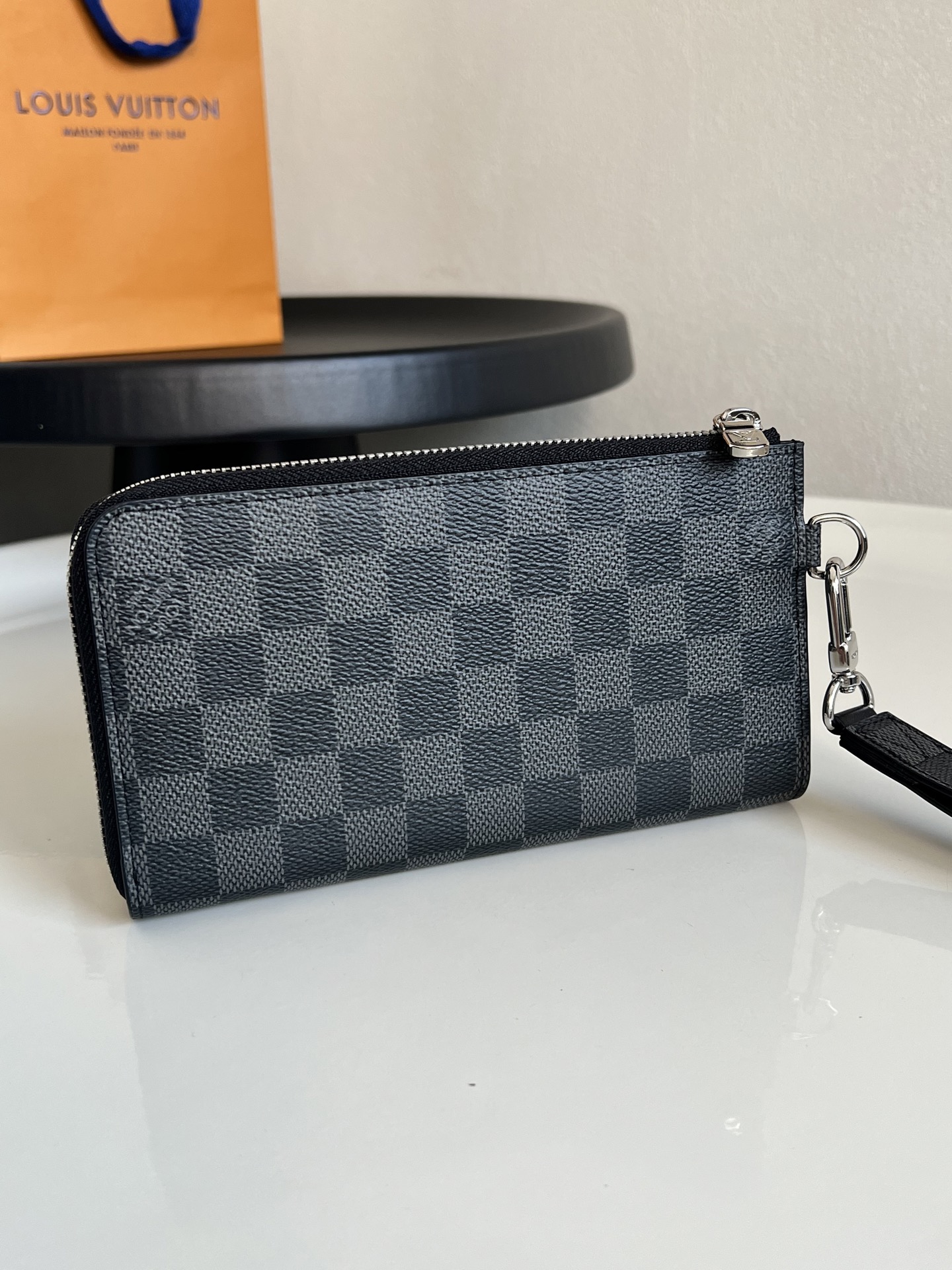 原单芯片版💕 N60379黑格 Zippy Dragonne拉链钱包 致敬路易威登旅行和制作旅行箱的传统，钱夹饰有旅行风格贴片和路易威登标识。这款钱夹内部紧凑，设计简洁，是日常使用的理想选择。19.0 x 11.0 x 3.5 cm。