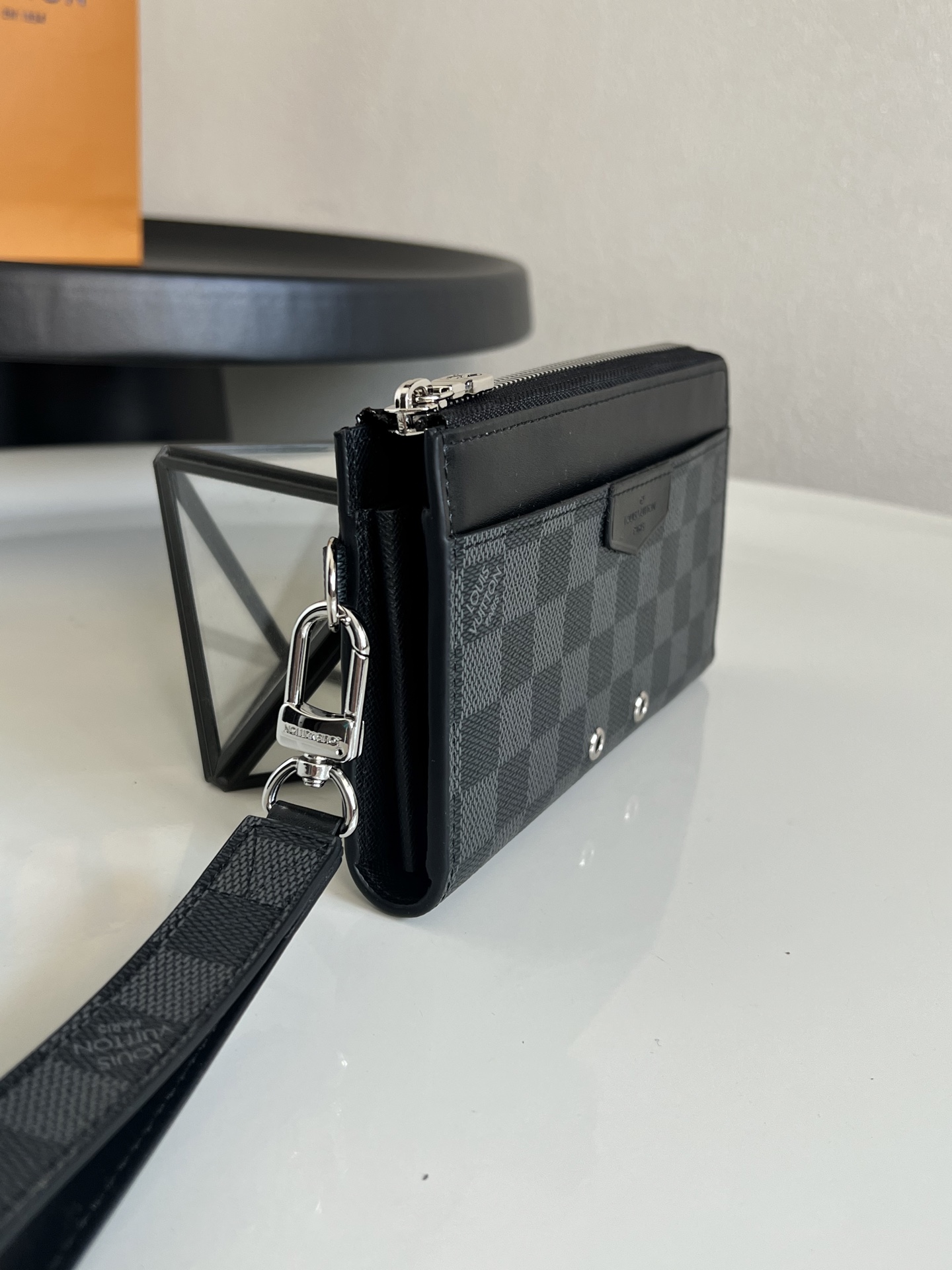 原单芯片版💕 N60379黑格 Zippy Dragonne拉链钱包 致敬路易威登旅行和制作旅行箱的传统，钱夹饰有旅行风格贴片和路易威登标识。这款钱夹内部紧凑，设计简洁，是日常使用的理想选择。19.0 x 11.0 x 3.5 cm。