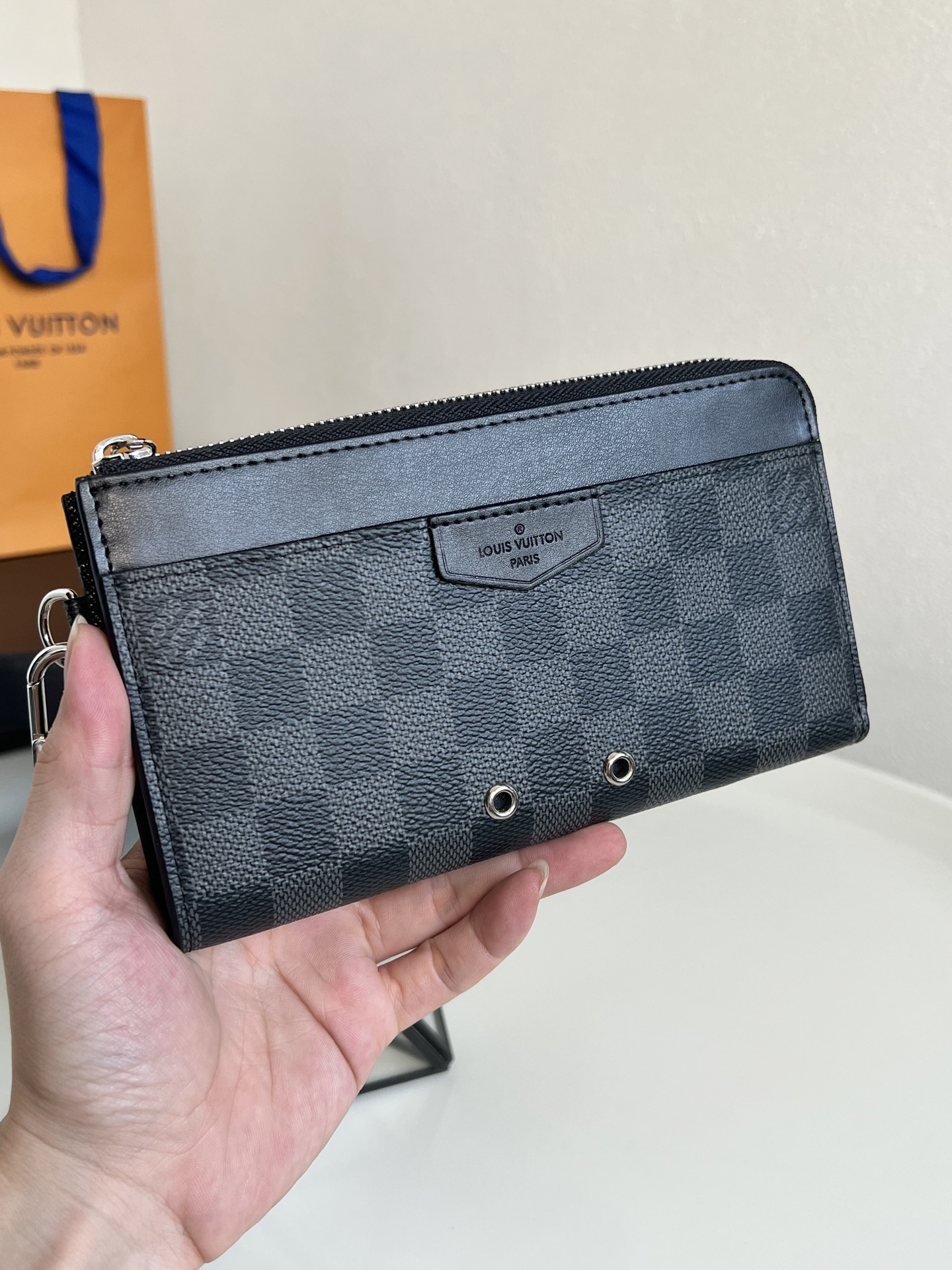 原单芯片版💕 N60379黑格 Zippy Dragonne拉链钱包 致敬路易威登旅行和制作旅行箱的传统，钱夹饰有旅行风格贴片和路易威登标识。这款钱夹内部紧凑，设计简洁，是日常使用的理想选择。19.0 x 11.0 x 3.5 cm。