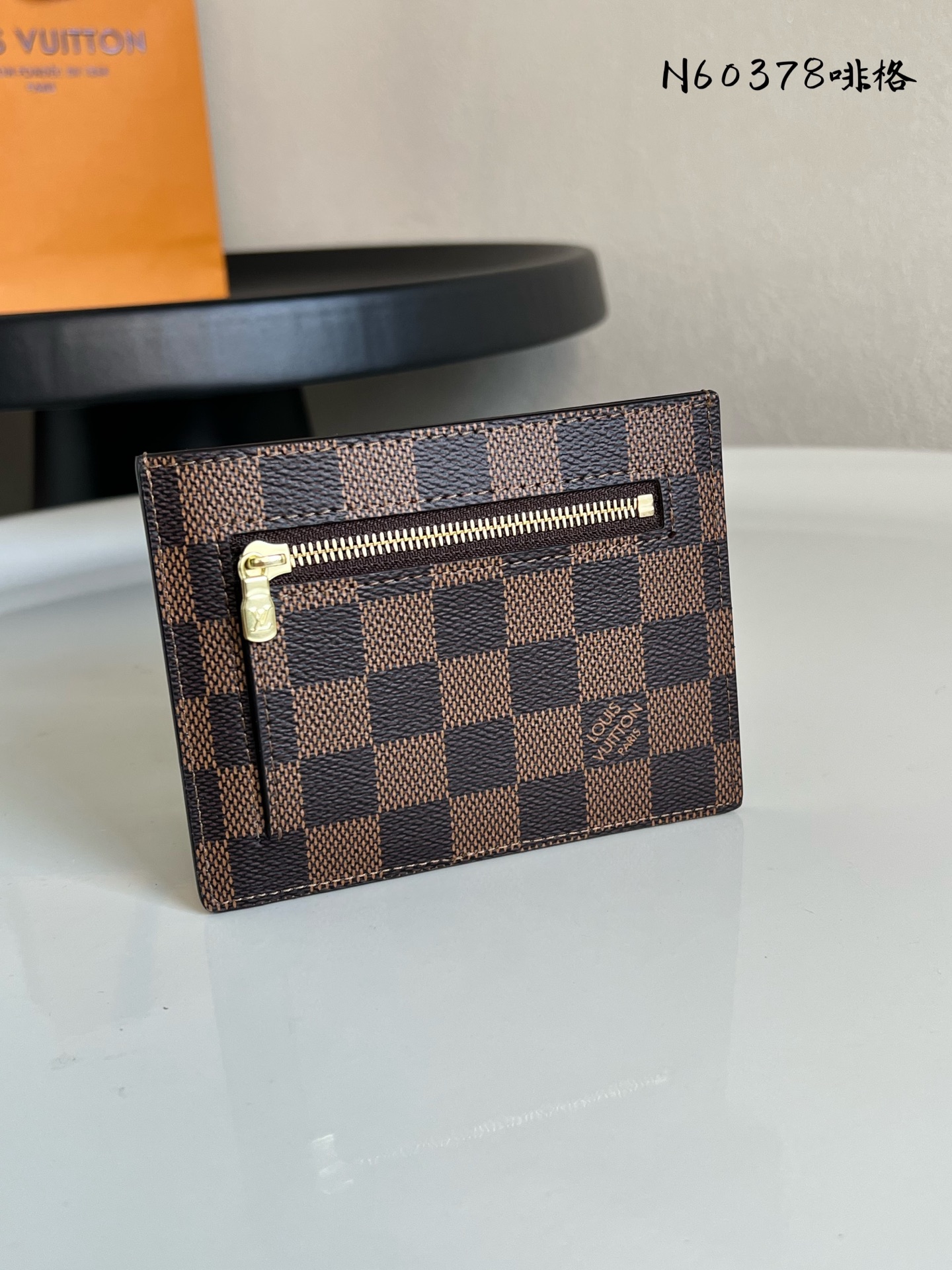 原单芯片版💕 N60378啡格 全新 ID 卡夹以经典 Damier Graphite 帆布塑造纤薄设计，咖格卡包零钱包背面拉链卡包零钱包oo[握手][握手]设有证件及钞票隔层、卡位、V 形口袋和拉链贴袋，以雅致格调收纳随行所需。10.5 x 13.0 x 1.0 厘米(长 x 高 x 宽)