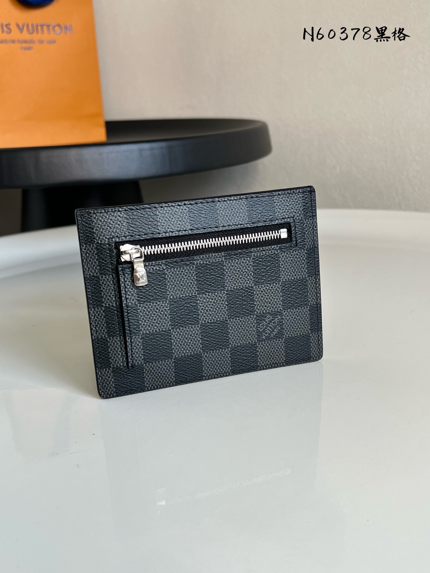 原单芯片版💕 N60378黑格 全新 ID 卡夹以经典 Damier Graphite 帆布塑造纤薄设计，咖格卡包零钱包背面拉链卡包零钱包oo[握手][握手]设有证件及钞票隔层、卡位、V 形口袋和拉链贴袋，以雅致格调收纳随行所需。10.5 x 13.0 x 1.0 厘米(长 x 高 x 宽)