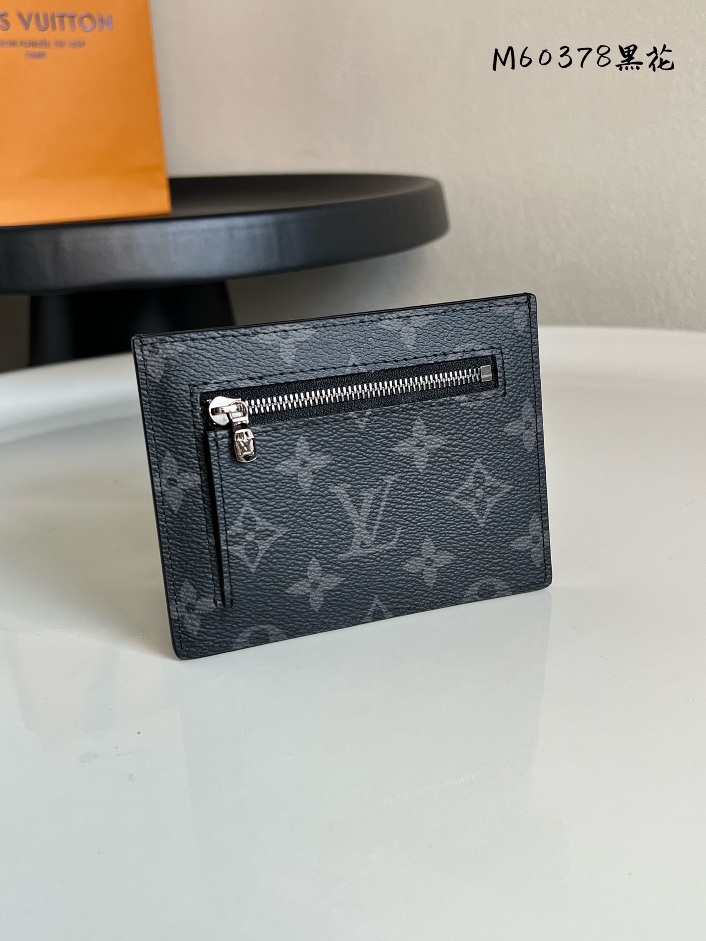 原单芯片版💕 M60378黑花 全新 ID 卡夹以经典 Damier Graphite 帆布塑造纤薄设计，咖格卡包零钱包背面拉链卡包零钱包oo[握手][握手]设有证件及钞票隔层、卡位、V 形口袋和拉链贴袋，以雅致格调收纳随行所需。10.5 x 13.0 x 1.0 厘米(长 x 高 x 宽)