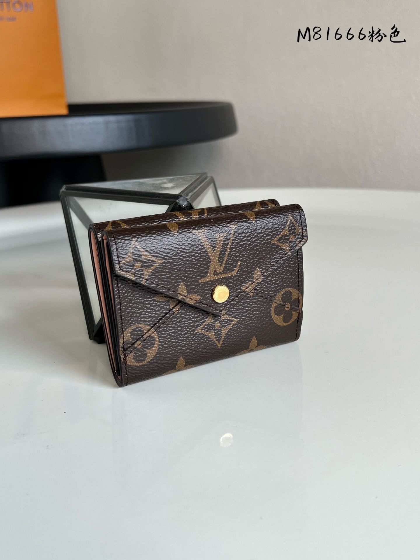 原单芯片版💕 顶级原单 M81665粉色 M81666蓝色 Celeste 钱夹兼具典雅格调与实用功能：Monogram 帆布塑造玲珑构型，牛皮革内衬浸染鲜明色彩，信封式翻盖配有铭纹按扣，内设风琴零钱袋、卡片夹层和可平整收纳钞票的口袋。 尺寸：10 x 8 x 3 厘米
