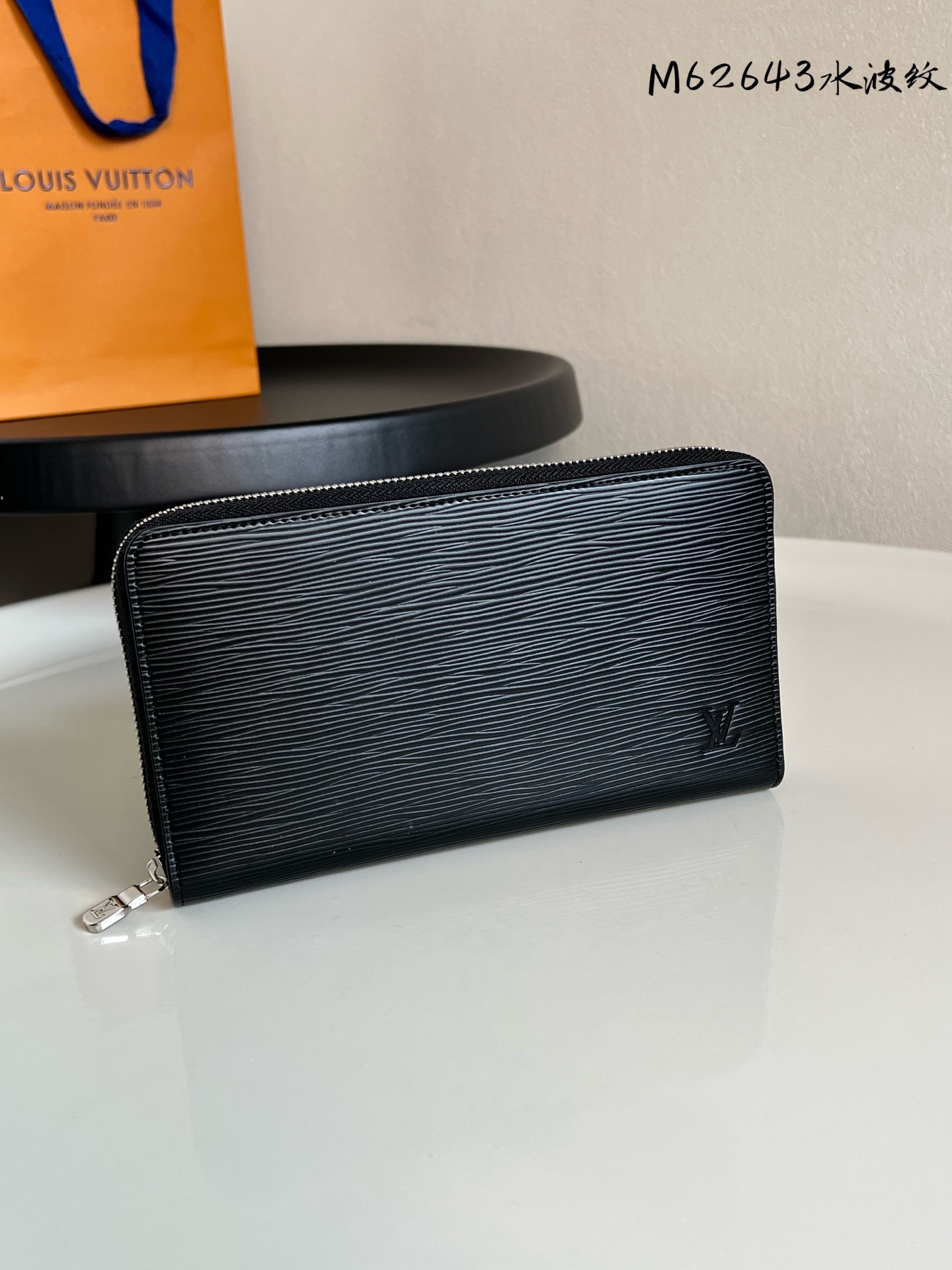 原单芯片版💕 顶级原单 新内格!M62643 水波纹黑 ZIPPY ORGANIZER 拉链钱夹 由路易威登Epi皮革裁制而成、通体呈现经典粒纹的Zippy Organizer拉链钱夹,适合现代生活的时尚之选.极为紧致的环绕式拉链外观,充分利用内部空间的巧妙设计,集结众多实用元素,包括信用卡插槽、一个硬币袋与两个大号纸币隔层传 尺寸21.0 x 12.0 cm(长 x 高) - 黑色Epi皮革- 织物内衬- 银色金属饰件- 16个信用卡槽- 1个拉链硬币袋- 1个贴袋,可放入现金或机票- 2个带撑板大号隔层,可放入纸币、票据和护照