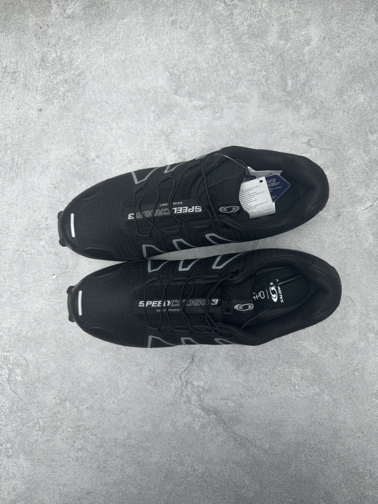 💰270
SALOMON萨洛蒙 Speedcross 3
核心技术与特点 外底系统:"大龅牙"传奇Mud & Snow Contagrip®橡胶:专为泥泞、雪地等复杂地形设计,提供极强抓地力立体齿纹设计:灵感源自轮胎胎面,多方向深刻纹路,在松散泥土、湿滑岩石上表现出色去中底化"创新:前掌取消传统中桥,脚趾可自然分开抓地,增强地形感知 中底与缓震
LT Muscle轻量化支撑片:嵌入后跟,落地时先吸收冲击再回弹,比同期竞品回弹率高18% 双密度EVA中底:兼顾轻量(313g/男码8.5)与稳定性,提供适度缓震
11mm跟趾落差:平衡自然落地与推进力,适合技术性越野 鞋面系统
Sensifit包裹技术:合成材质贴合足部,提供"人鞋合一"的精准锁定
Quicklace快速系带系统:一拉即紧,附带收纳袋,避免跑动中晃动防泥护板+防碎屑网眼:阻挡泥土和碎石进入鞋内,保持干爽舒适护性橡胶鞋头:应对岩石路面,防止脚趾受伤
尺码:36-45(半码)