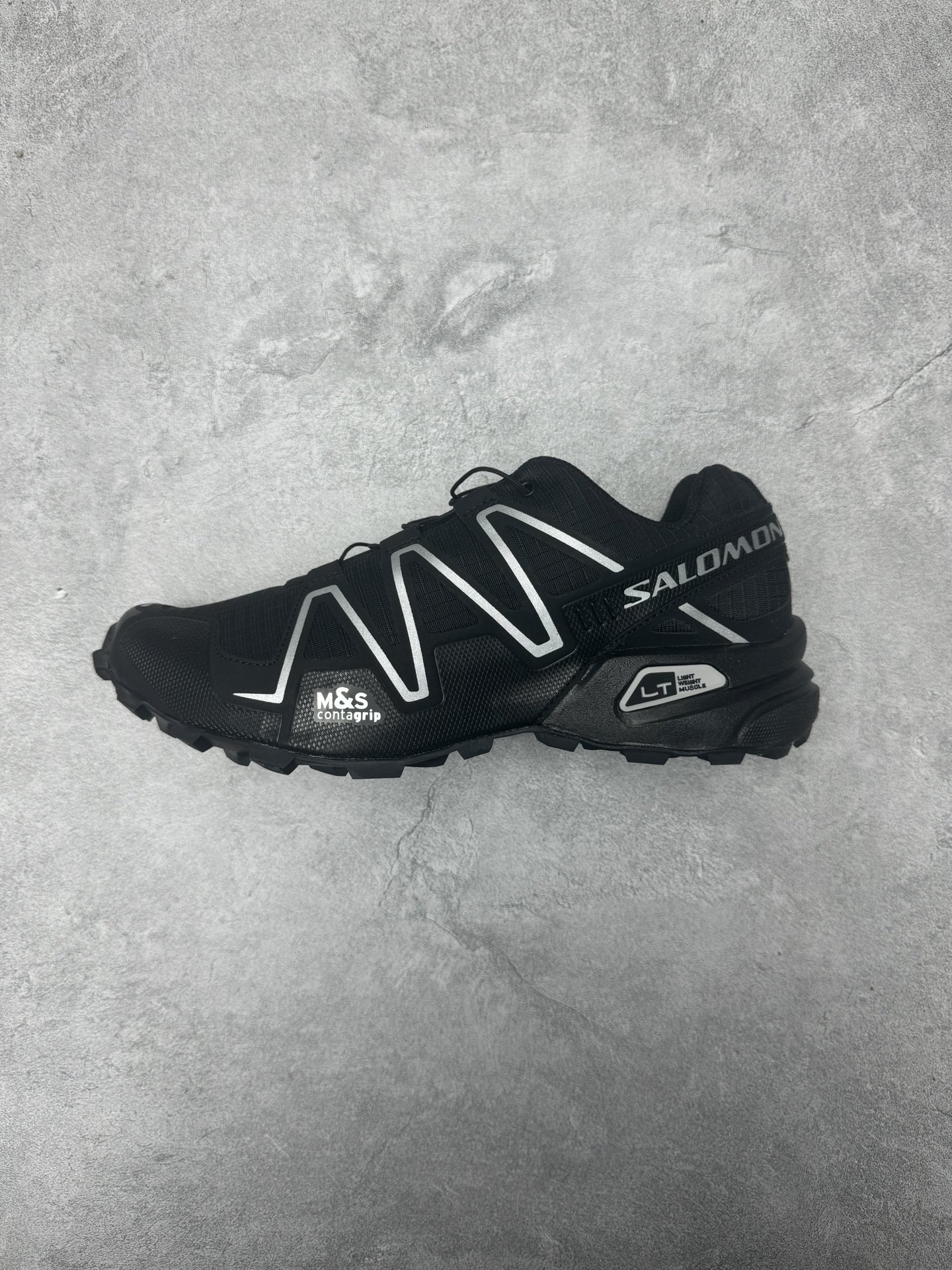 💰270
SALOMON萨洛蒙 Speedcross 3
核心技术与特点 外底系统:"大龅牙"传奇Mud & Snow Contagrip®橡胶:专为泥泞、雪地等复杂地形设计,提供极强抓地力立体齿纹设计:灵感源自轮胎胎面,多方向深刻纹路,在松散泥土、湿滑岩石上表现出色去中底化"创新:前掌取消传统中桥,脚趾可自然分开抓地,增强地形感知 中底与缓震
LT Muscle轻量化支撑片:嵌入后跟,落地时先吸收冲击再回弹,比同期竞品回弹率高18% 双密度EVA中底:兼顾轻量(313g/男码8.5)与稳定性,提供适度缓震
11mm跟趾落差:平衡自然落地与推进力,适合技术性越野 鞋面系统
Sensifit包裹技术:合成材质贴合足部,提供"人鞋合一"的精准锁定
Quicklace快速系带系统:一拉即紧,附带收纳袋,避免跑动中晃动防泥护板+防碎屑网眼:阻挡泥土和碎石进入鞋内,保持干爽舒适护性橡胶鞋头:应对岩石路面,防止脚趾受伤
尺码:36-45(半码)