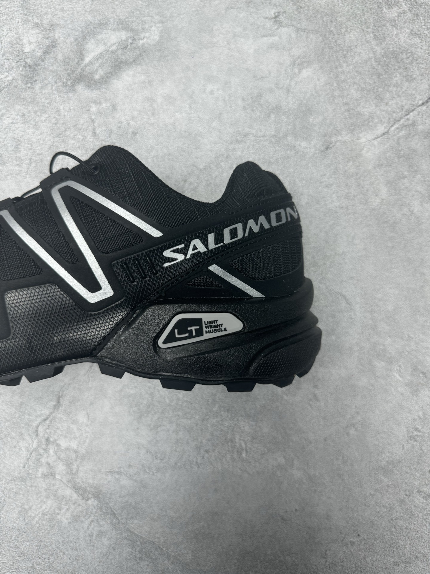 💰270
SALOMON萨洛蒙 Speedcross 3
核心技术与特点 外底系统:"大龅牙"传奇Mud & Snow Contagrip®橡胶:专为泥泞、雪地等复杂地形设计,提供极强抓地力立体齿纹设计:灵感源自轮胎胎面,多方向深刻纹路,在松散泥土、湿滑岩石上表现出色去中底化"创新:前掌取消传统中桥,脚趾可自然分开抓地,增强地形感知 中底与缓震
LT Muscle轻量化支撑片:嵌入后跟,落地时先吸收冲击再回弹,比同期竞品回弹率高18% 双密度EVA中底:兼顾轻量(313g/男码8.5)与稳定性,提供适度缓震
11mm跟趾落差:平衡自然落地与推进力,适合技术性越野 鞋面系统
Sensifit包裹技术:合成材质贴合足部,提供"人鞋合一"的精准锁定
Quicklace快速系带系统:一拉即紧,附带收纳袋,避免跑动中晃动防泥护板+防碎屑网眼:阻挡泥土和碎石进入鞋内,保持干爽舒适护性橡胶鞋头:应对岩石路面,防止脚趾受伤
尺码:36-45(半码)