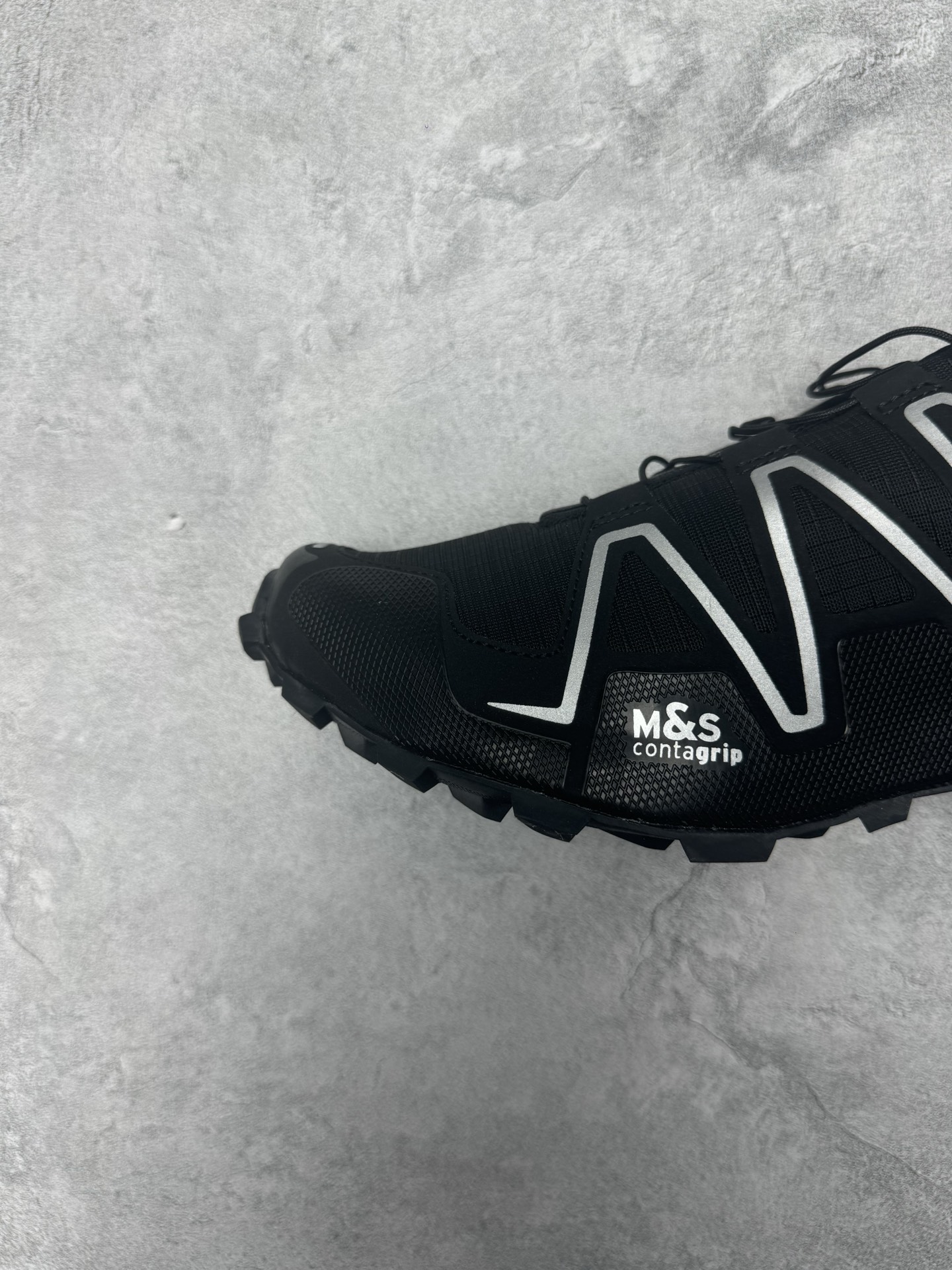 💰270
SALOMON萨洛蒙 Speedcross 3
核心技术与特点 外底系统:"大龅牙"传奇Mud & Snow Contagrip®橡胶:专为泥泞、雪地等复杂地形设计,提供极强抓地力立体齿纹设计:灵感源自轮胎胎面,多方向深刻纹路,在松散泥土、湿滑岩石上表现出色去中底化"创新:前掌取消传统中桥,脚趾可自然分开抓地,增强地形感知 中底与缓震
LT Muscle轻量化支撑片:嵌入后跟,落地时先吸收冲击再回弹,比同期竞品回弹率高18% 双密度EVA中底:兼顾轻量(313g/男码8.5)与稳定性,提供适度缓震
11mm跟趾落差:平衡自然落地与推进力,适合技术性越野 鞋面系统
Sensifit包裹技术:合成材质贴合足部,提供"人鞋合一"的精准锁定
Quicklace快速系带系统:一拉即紧,附带收纳袋,避免跑动中晃动防泥护板+防碎屑网眼:阻挡泥土和碎石进入鞋内,保持干爽舒适护性橡胶鞋头:应对岩石路面,防止脚趾受伤
尺码:36-45(半码)