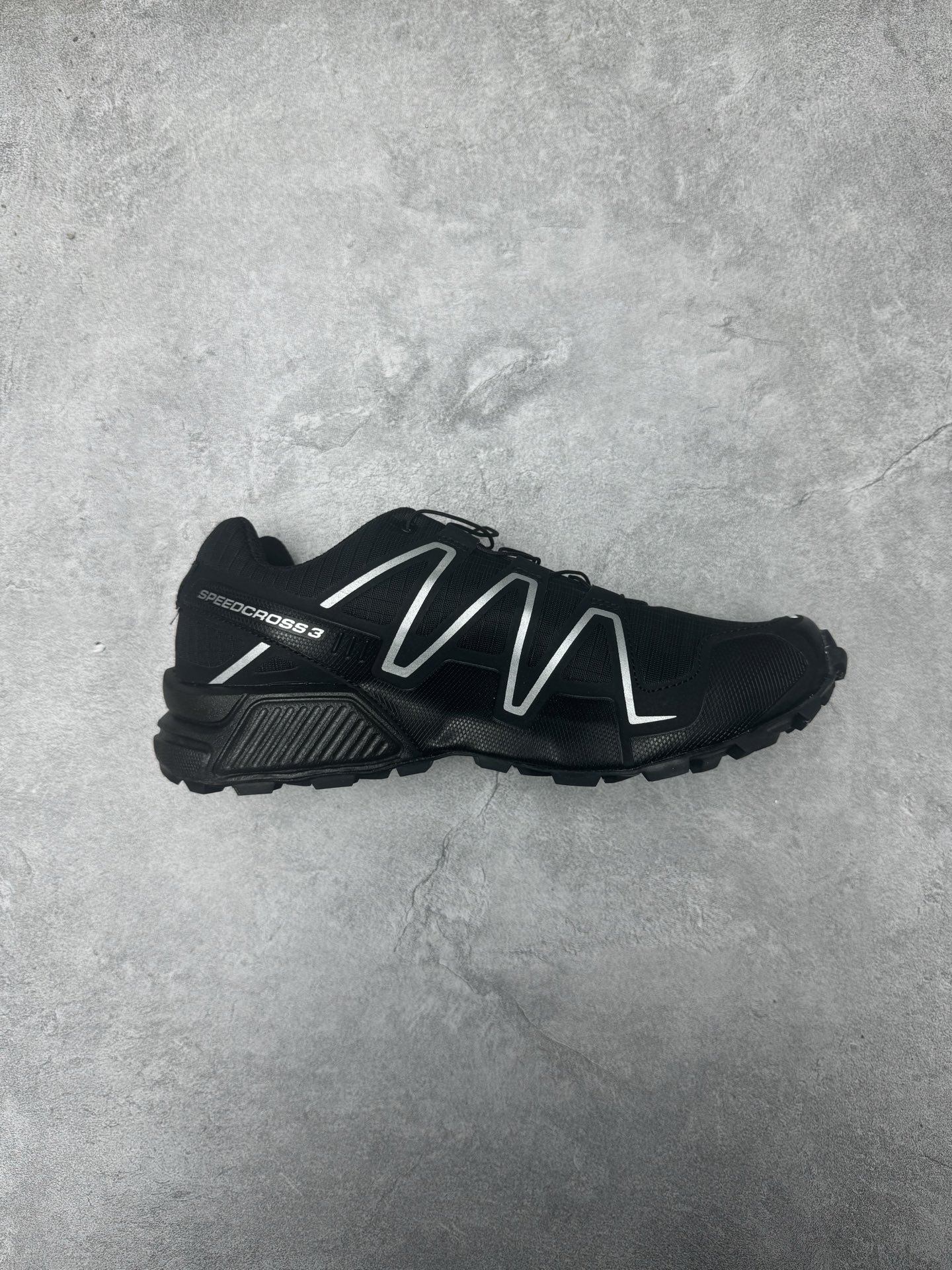 💰270
SALOMON萨洛蒙 Speedcross 3
核心技术与特点 外底系统:"大龅牙"传奇Mud & Snow Contagrip®橡胶:专为泥泞、雪地等复杂地形设计,提供极强抓地力立体齿纹设计:灵感源自轮胎胎面,多方向深刻纹路,在松散泥土、湿滑岩石上表现出色去中底化"创新:前掌取消传统中桥,脚趾可自然分开抓地,增强地形感知 中底与缓震
LT Muscle轻量化支撑片:嵌入后跟,落地时先吸收冲击再回弹,比同期竞品回弹率高18% 双密度EVA中底:兼顾轻量(313g/男码8.5)与稳定性,提供适度缓震
11mm跟趾落差:平衡自然落地与推进力,适合技术性越野 鞋面系统
Sensifit包裹技术:合成材质贴合足部,提供"人鞋合一"的精准锁定
Quicklace快速系带系统:一拉即紧,附带收纳袋,避免跑动中晃动防泥护板+防碎屑网眼:阻挡泥土和碎石进入鞋内,保持干爽舒适护性橡胶鞋头:应对岩石路面,防止脚趾受伤
尺码:36-45(半码)