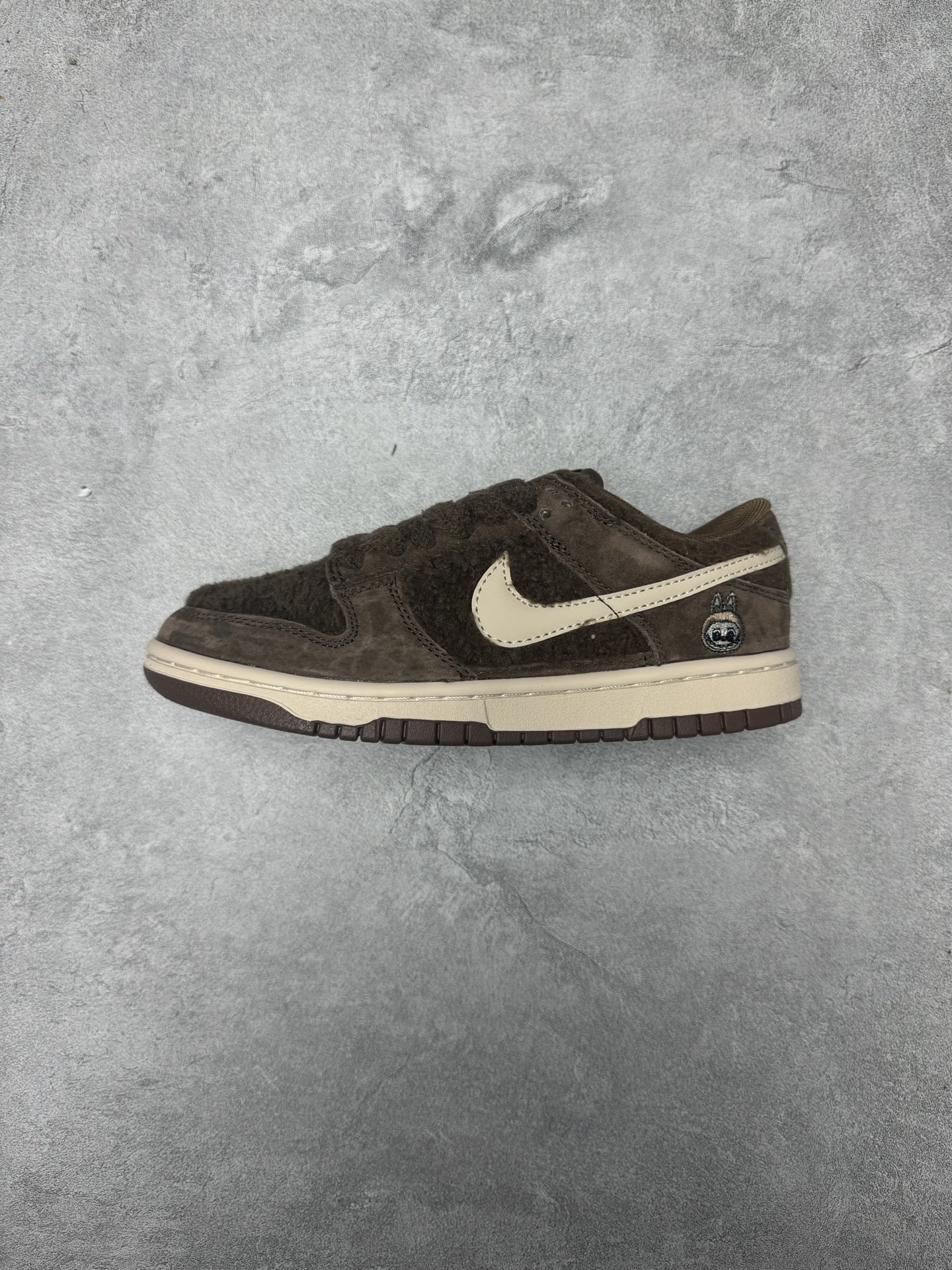 本地💰270
爆款新品# 
Labubu 定制款  
跨越次元的美学 全鞋采用Dunk sb定制大底 设计沿用跳舞小熊超级联名专属长毛绒感 侧身电绣Labubu Logo 超级适配秋冬 Swoosh隐藏于绒感深处 脚踏七彩祥云 化身街头弄潮 
货号：GB6675-001
36 36.5 37.5 38 38.5 39 40 40.5 41 42 42.5 43 44 44.5 45