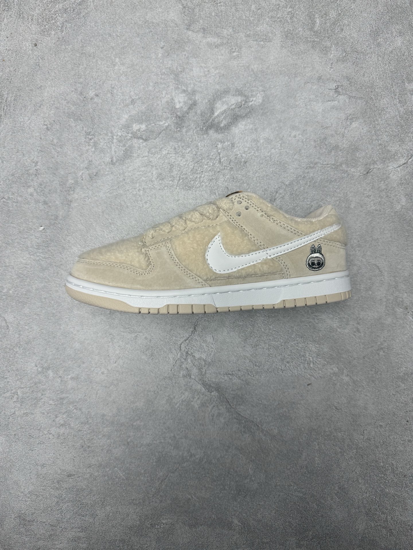 本地💰270
爆款新品# 
Labubu 定制款  
跨越次元的美学 全鞋采用Dunk sb定制大底 设计沿用跳舞小熊超级联名专属长毛绒感 侧身电绣Labubu Logo 超级适配秋冬 Swoosh隐藏于绒感深处 脚踏七彩祥云 化身街头弄潮 
货号：GB6675-002
36 36.5 37.5 38 38.5 39 40 40.5 41 42