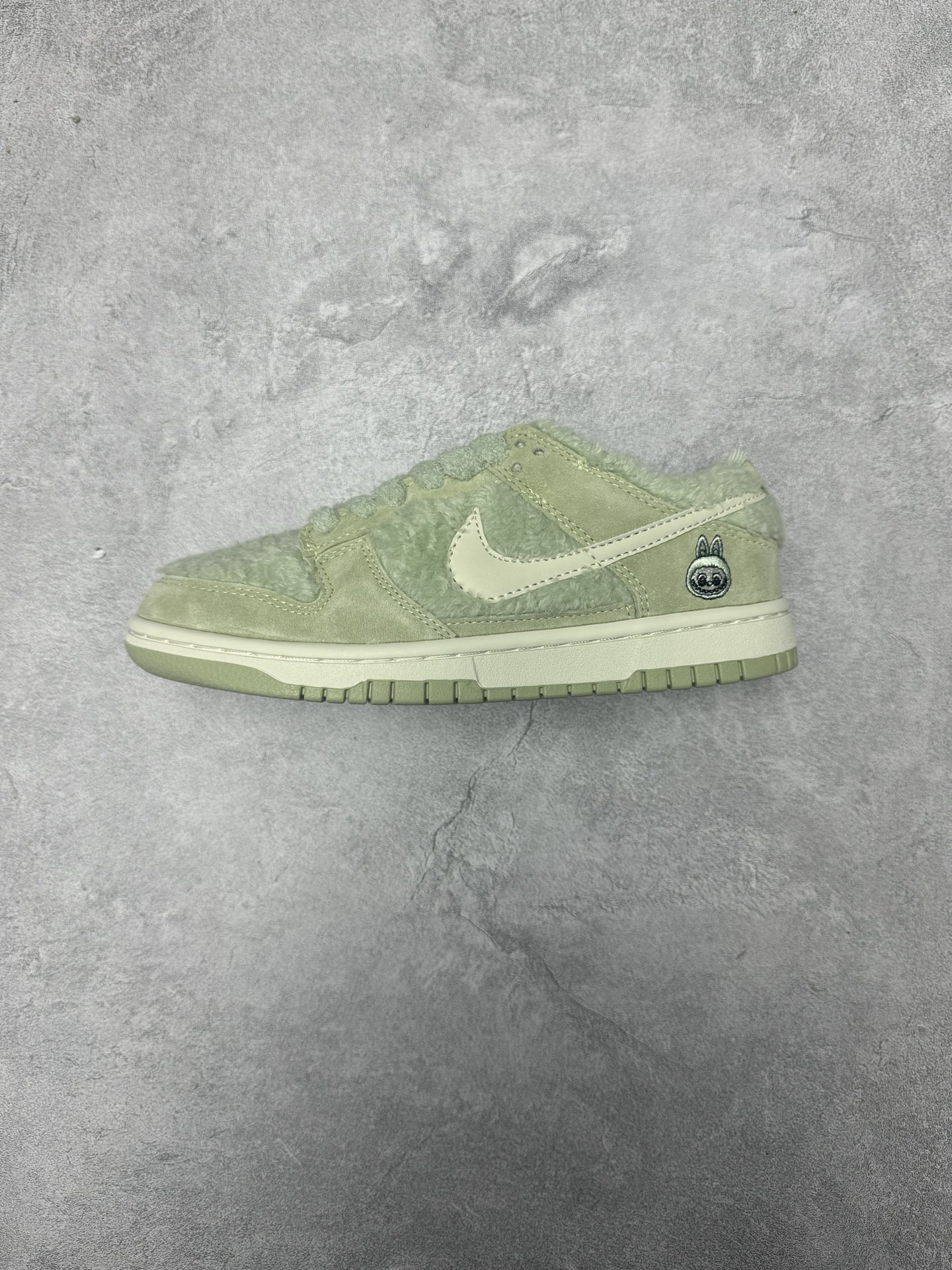 本地💰270
爆款新品# 
Labubu 定制款  
跨越次元的美学 全鞋采用Dunk sb定制大底 设计沿用跳舞小熊超级联名专属长毛绒感 侧身电绣Labubu Logo 超级适配秋冬 Swoosh隐藏于绒感深处 脚踏七彩祥云 化身街头弄潮 
货号：GB6675-004
36 36.5 37.5 38 38.5 39 40 40.5 41 42 42.5 43 44 44.5 45