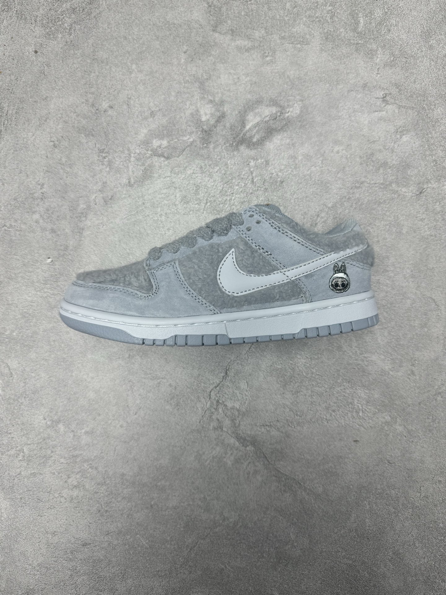 本地💰270
爆款新品# 
Labubu 定制款  
跨越次元的美学 全鞋采用Dunk sb定制大底 设计沿用跳舞小熊超级联名专属长毛绒感 侧身电绣Labubu Logo 超级适配秋冬 Swoosh隐藏于绒感深处 脚踏七彩祥云 化身街头弄潮 
货号：GB6675-005
36 36.5 37.5 38 38.5 39 40 40.5 41 42 42.5 43 44 44.5 45