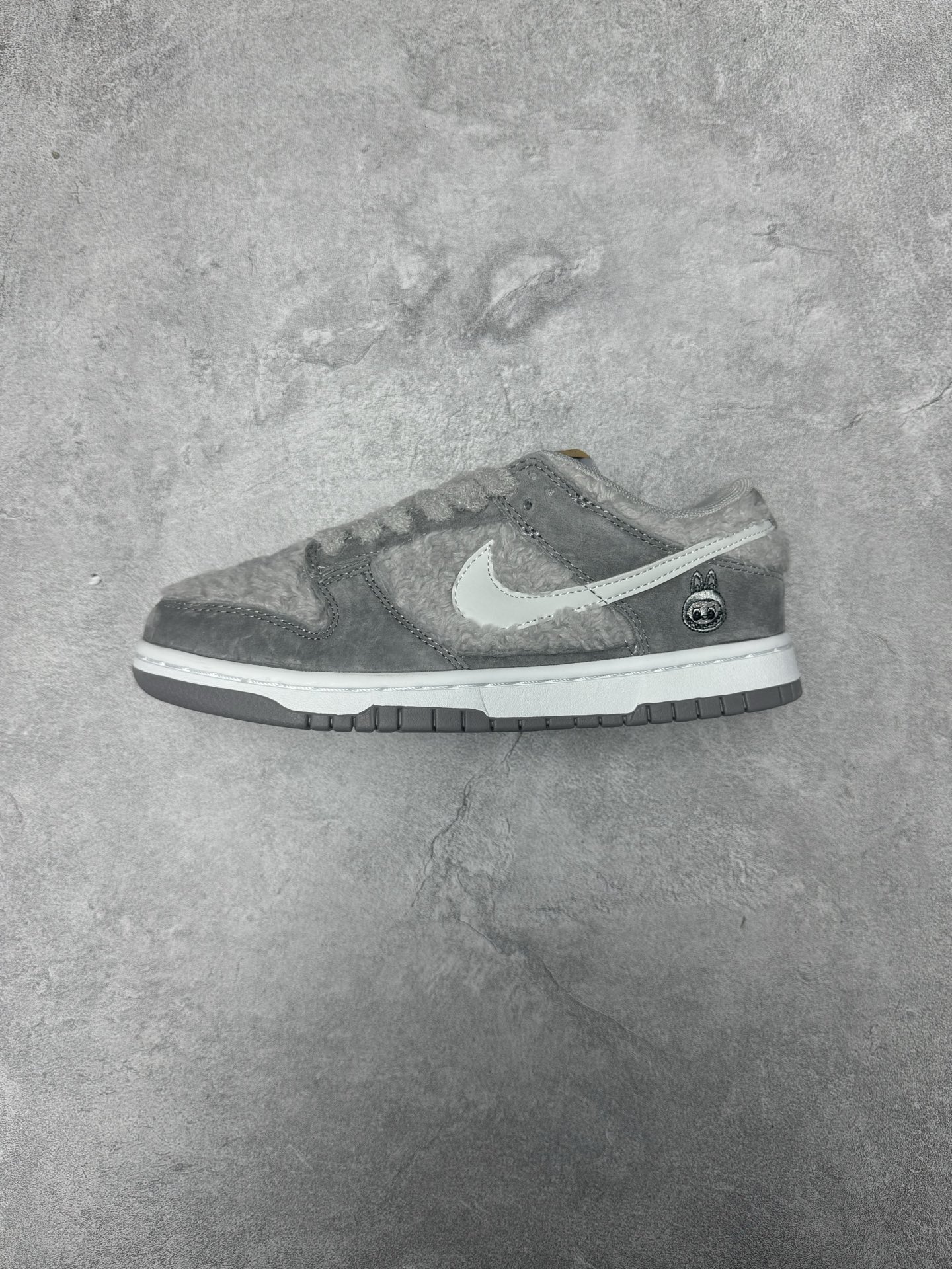 本地💰270
爆款新品# 
Labubu 定制款  
跨越次元的美学 全鞋采用Dunk sb定制大底 设计沿用跳舞小熊超级联名专属长毛绒感 侧身电绣Labubu Logo 超级适配秋冬 Swoosh隐藏于绒感深处 脚踏七彩祥云 化身街头弄潮 
货号：GB6675-007
36 36.5 37.5 38 38.5 39 40 40.5 41 42 42.5 43 44 44.5 45