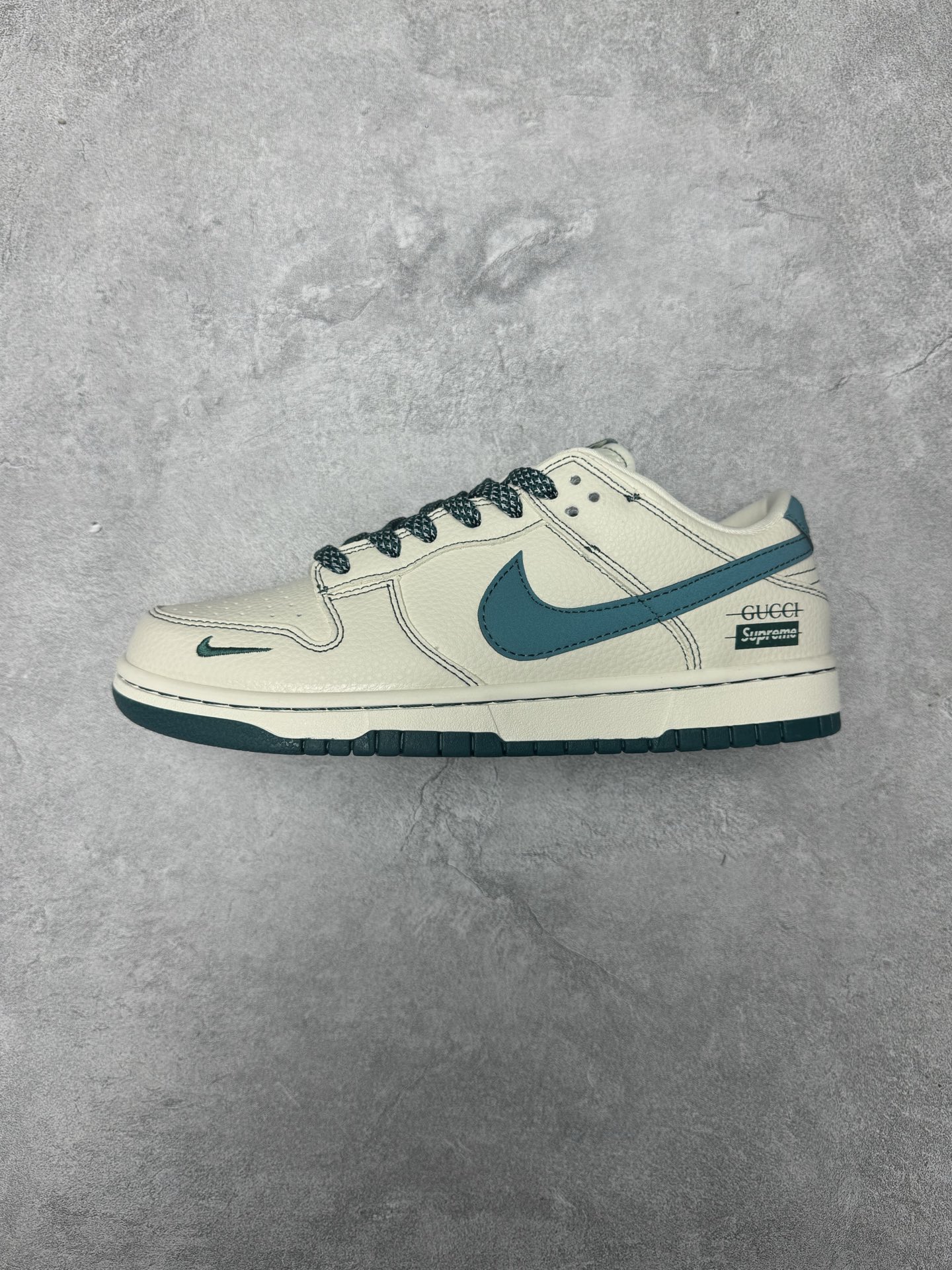 本地💰290

海外爆款限量发售！Nike SB Dunk Low “Supreme联名 古驰联名——湖水蓝” 高端定制 低帮休闲板鞋 定制鞋盒 大厂纯原品质出货 超高清洁度 皮料切割干净无任何毛边 细节完美
货号：DJ1988-003
Size：36 36.5 37.5 38 38.5 39 40 40.5 41 42 42.5 43 44 44.5 45