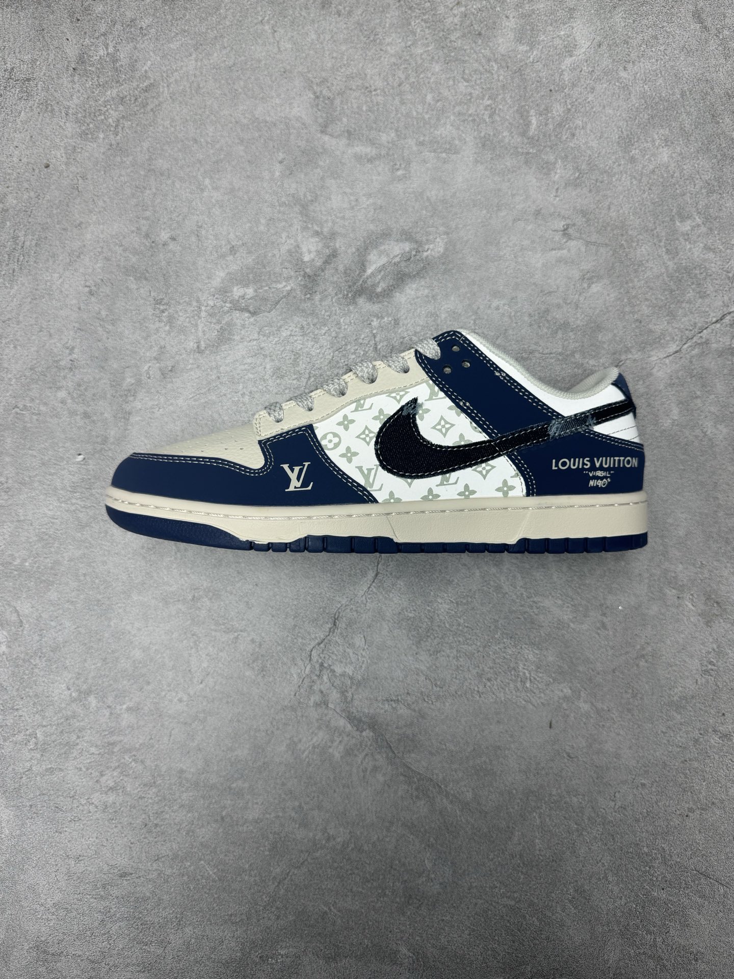 Louis Vuitton x Nike Dunk Low 做旧牛仔勾 此款主张打破传统的工业化流水线设计限制,以Made by ideas的超级创意为理念,集结众多潮流设计师,结合时下最ing潮流风尚,为潮流爱好者打造彰品自我的专属潮品.同时尊重每个年轻人对于潮流的理解与选择,主张“让每个年轻人塑造自己的潮流”. 货号: XS6089-631