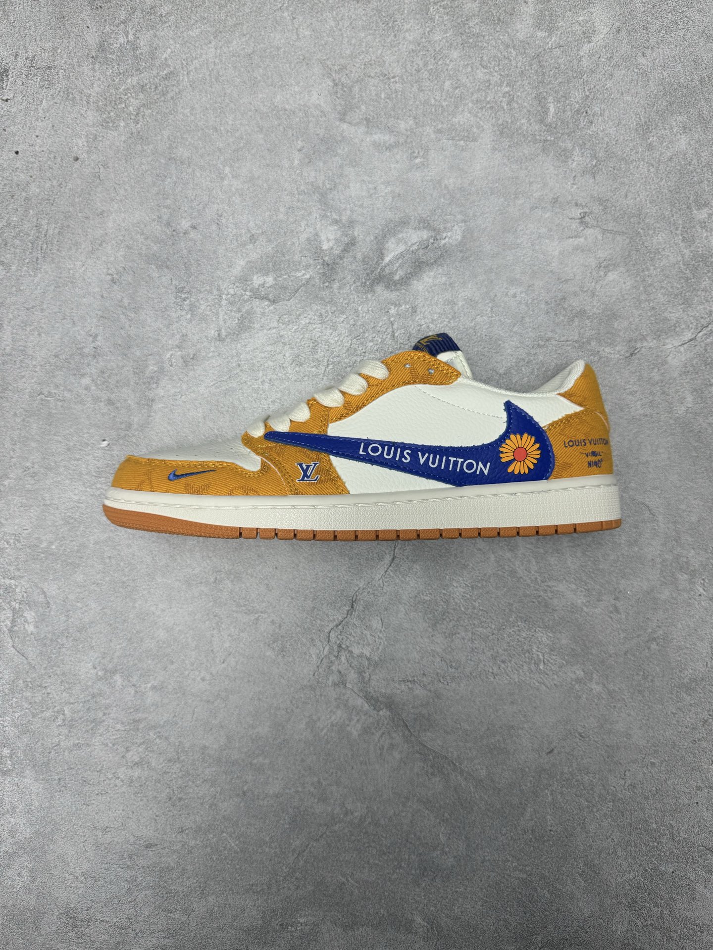 Louis Vuitton x Air Jordan 1 Low 黄蓝小雏菊 此款主张打破传统的工业化流水线设计限制,以Made by ideas的超级创意为理念,集结众多潮流设计师,结合时下最ing潮流风尚,为潮流爱好者打造彰品自我的专属潮品.同时尊重每个年轻人对于潮流的理解与选择,主张“让每个年轻人塑造自己的潮流”. 货号: DZ2688-001