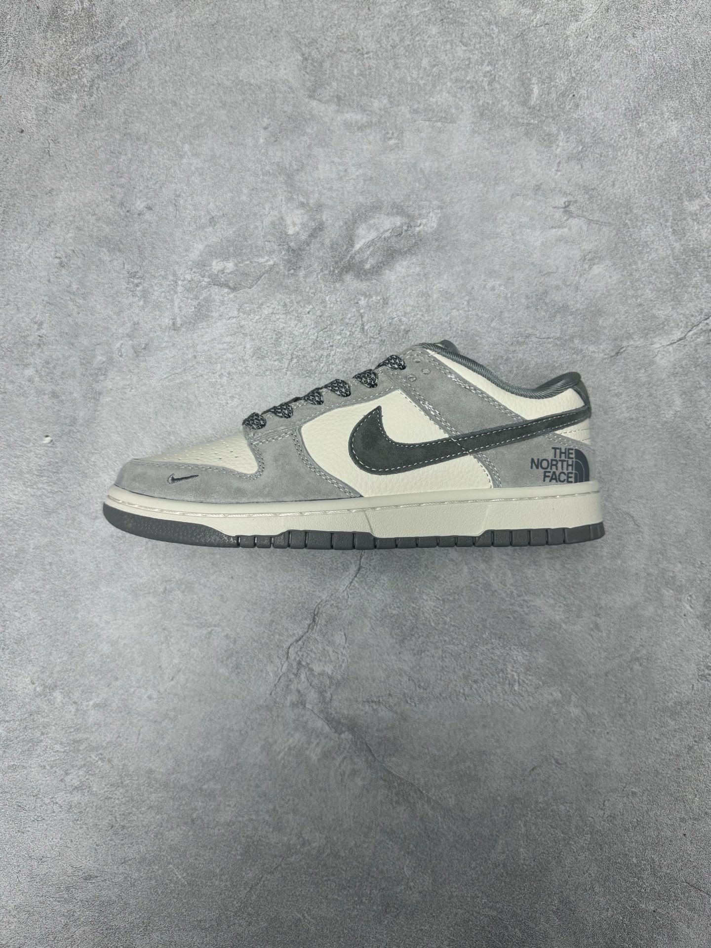 本地💰290
The North Face x Nike Dunk Low 米灰猪八革
此款主张打破传统的工业化流水线设计限制,以Made by ideas的超级创意为理念,集结众多潮流设计师,结合时下最ing潮流风尚,为潮流爱好者打造彰品自我的专属潮品。同时尊重每个年轻人对于潮流的理解与选择,主张“让每个年轻人塑造自己的潮流”。
货号: DN3168-008
Size: 36 36.5 37.5 38 38.5 39 40 40.5 41 42 42.5 43 44 44.5 45