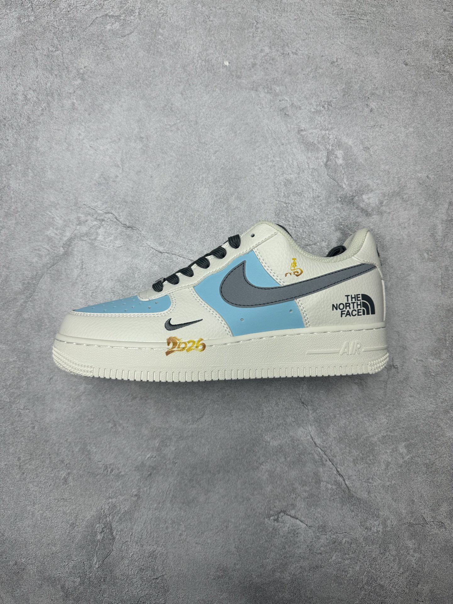 💰260 
【定制版】马年限定~白蓝黑勾配色，细节处的精致点缀，这双Air Force 1 x 北面联名款，将街头潮流与高级质感完美融合。每一处设计都诉说着不被定义的态度，无论是日常出街还是潮流聚会，它都能成为你脚下最亮眼的存在。
货号:  CS5288-726
Size：36 36.5 37.5 38 38.5 39 40 40.5 41 42 42.5 43 44 44.5 45