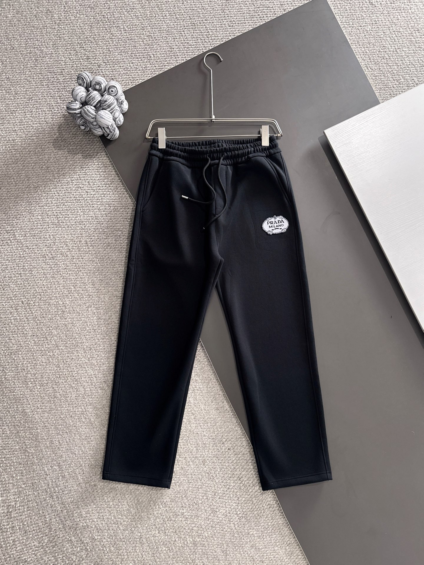 NO:571725,Prada PRADA* (exclusive quality in the market) hot style 2025 autumn trousers are new, complete with three labels. The fabric is made of 380g high-density double-sided Chinese custom fabric. It does not deform or shrink. The three-dimensional drape is amazing. Introduction to the process. The front and back panels are made of Behringer stacked show ten thousand needle towel embroidery. Standard custom hardware accessories. Color black SIZEM-XXXL,, prada, prada, alexander wang19860909普拉达 PRADA*（市场独家品质）爆款 2025秋款裤子上新 三标齐全 面料采用380克高密双面华面定制面料 不变形 不缩水 立体垂感爆表 工艺介绍前幅后幅采用百灵达叠秀万针毛巾刺绣 标定制五金辅料 颜色黑色 SIZEM-XXXL,,prada,prada,alexander wang,Men's clothing