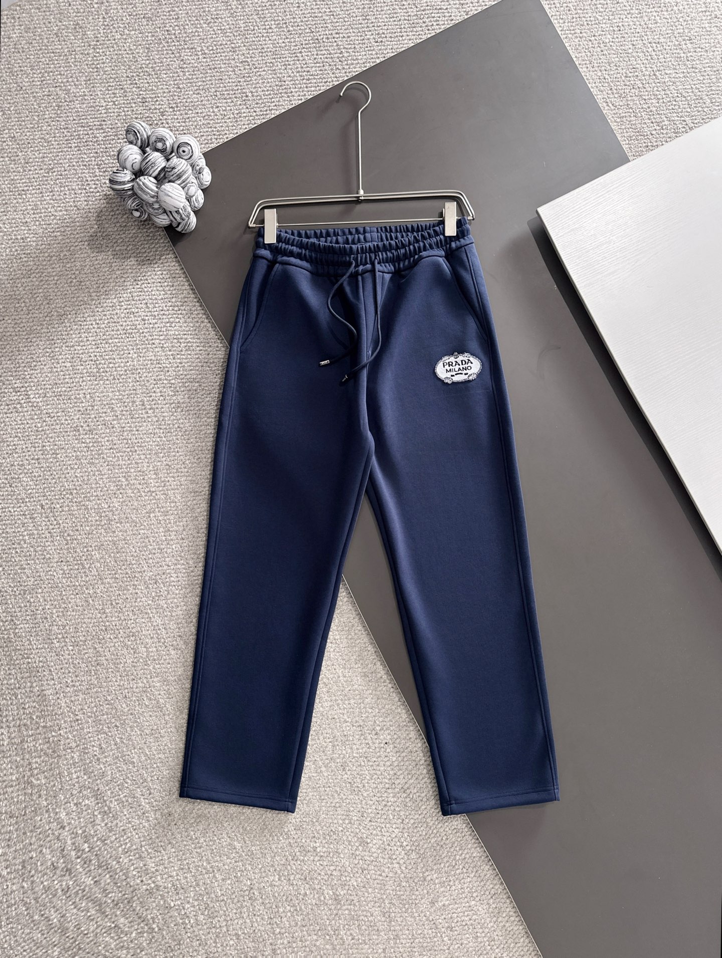 NO:571722,Prada PRADA* (exclusive quality in the market) hot style 2025 autumn trousers are new, complete with three labels. The fabric is made of 380g high-density double-sided Chinese custom fabric. It does not deform or shrink. The three-dimensional drape is amazing. Introduction to the process. The front and back panels are made of Behringer stacked show ten thousand needle towel embroidery. Standard custom hardware accessories. Color blue SIZEM-XXXL,, prada, prada, alexander wang19860909普拉达 PRADA*（市场独家品质）爆款 2025秋款裤子上新 三标齐全 面料采用380克高密双面华面定制面料 不变形 不缩水 立体垂感爆表 工艺介绍前幅后幅采用百灵达叠秀万针毛巾刺绣 标定制五金辅料 颜色蓝色 SIZEM-XXXL,,prada,prada,alexander wang,Men's clothing