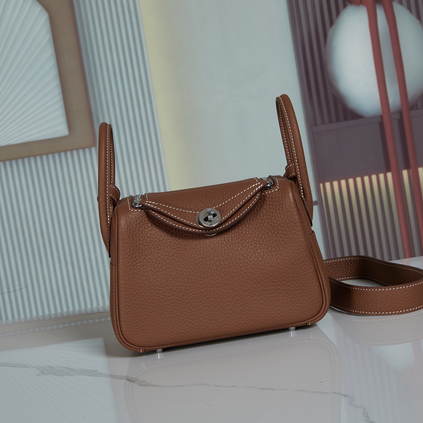 NO:698882,LindyMini19 gold and silver buckle in stock, hand-sewn with imported wax thread!  With Italian original edge oil Tc cowhide, with sheepskin lining. Hand-made copper nails, hand-engraved fonts, market absolute, Hermes, hermes, cowhide, sheepskin, Hermes,19860909现货LindyMini19金粽色银扣, 对版手工进口腊线缝制！配意大利原厂边油 Tc牛皮, 配绵羊皮内里. 手打铜钉 手工刻字字体 市场绝绝子,爱马仕,hermes,cowhide,sheepskin,Hermes,,Bag