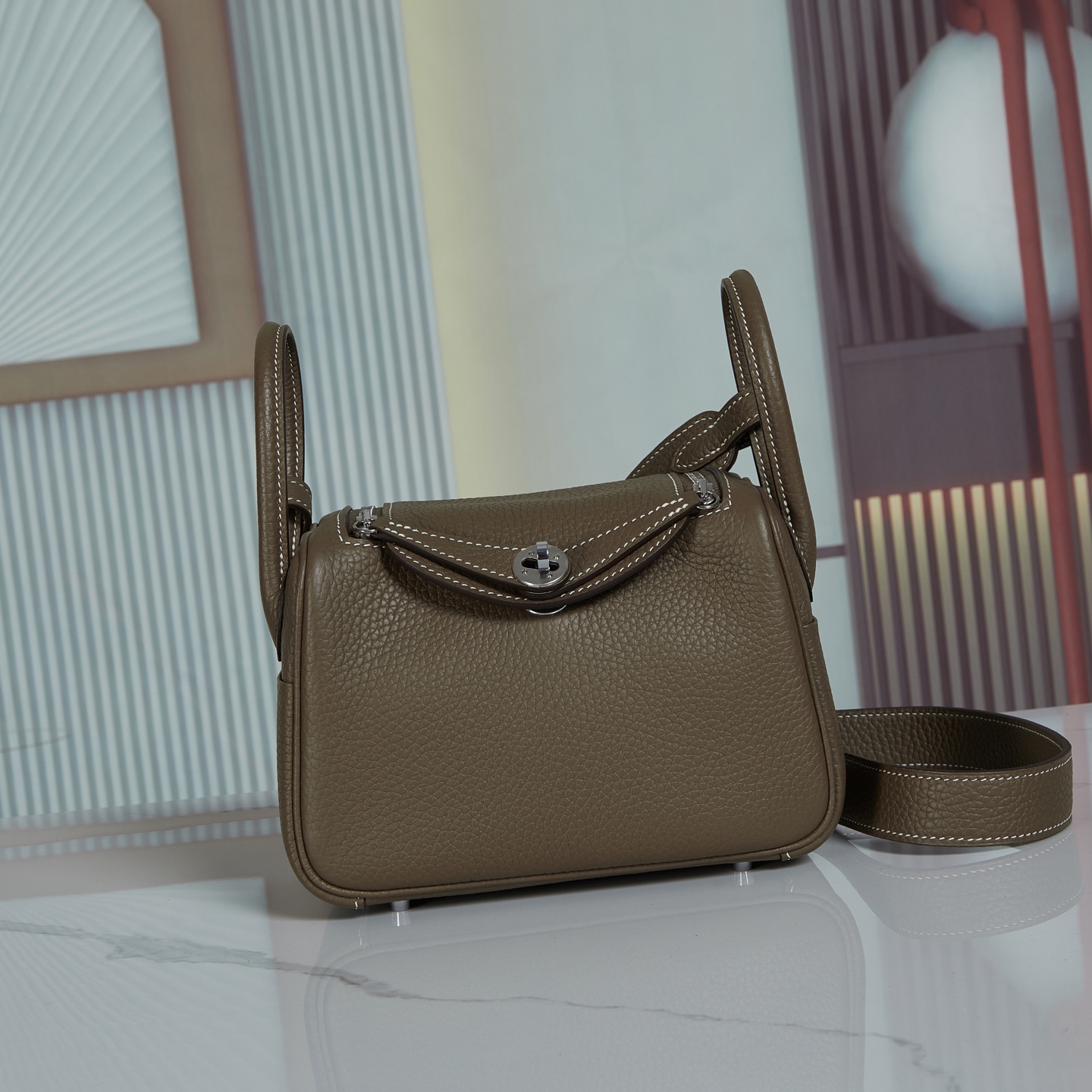 NO:698888,LindyMini19 elephant gray silver buckle in stock, hand-sewn with imported wax thread!  With Italian original edge oil Tc cowhide, hand-made copper nails, hand-engraved fonts, market absolute, Hermes, hermes, cowhide, Hermes,19860909现货LindyMini19大象灰银扣, 对版手工进口腊线缝制！配意大利原厂边油 Tc牛皮, 手打铜钉 手工刻字字体 市场绝绝子,爱马仕,hermes,cowhide,Hermes,,Bag